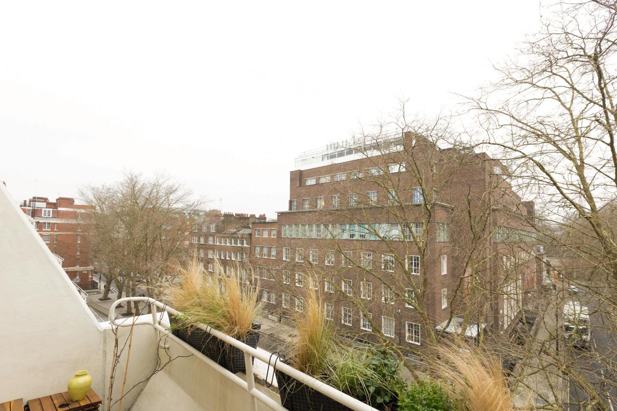 Filled With Light 1br W Balcony, Centre London