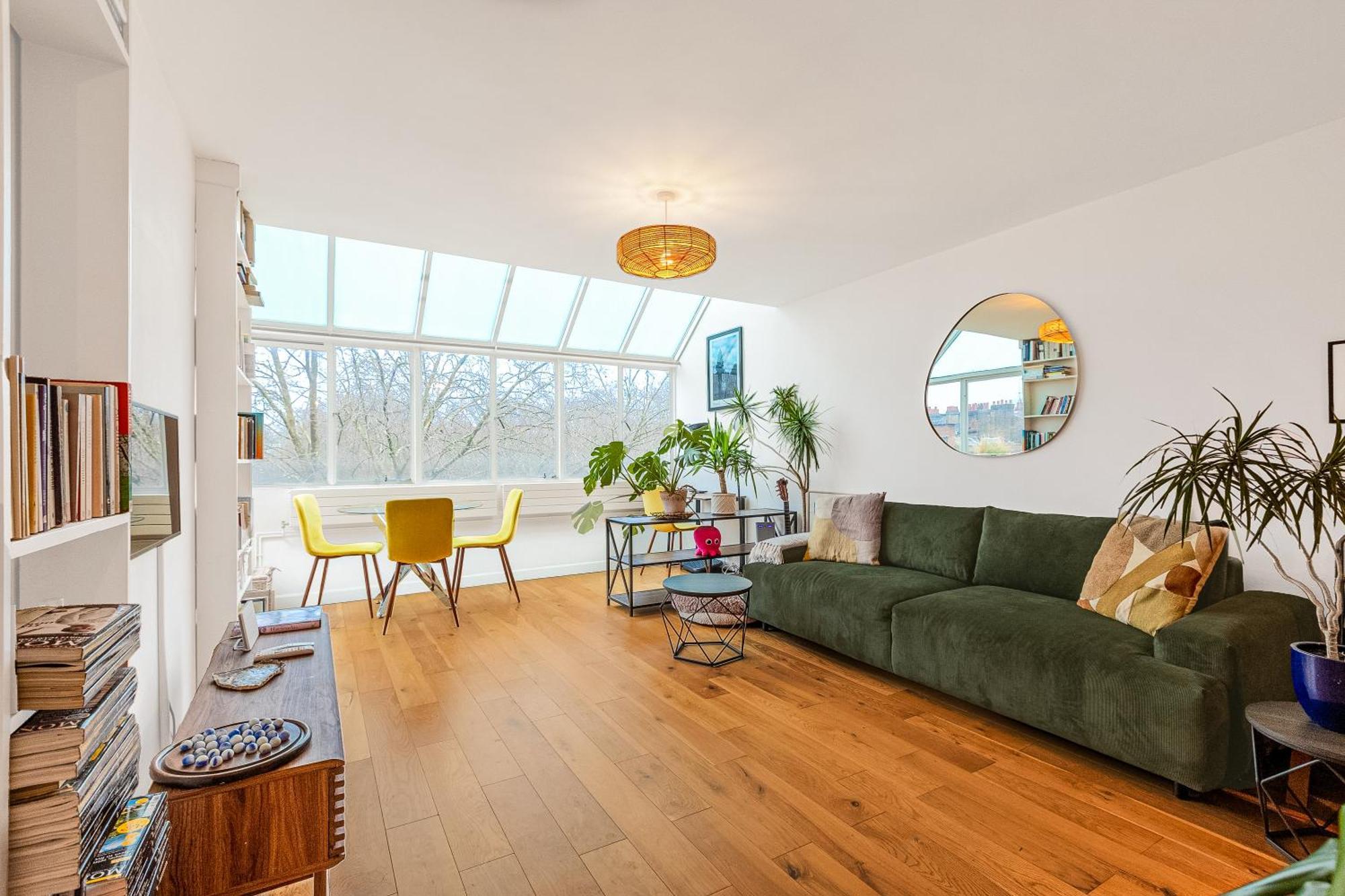 Filled With Light 1br W Balcony, Centre Apartment