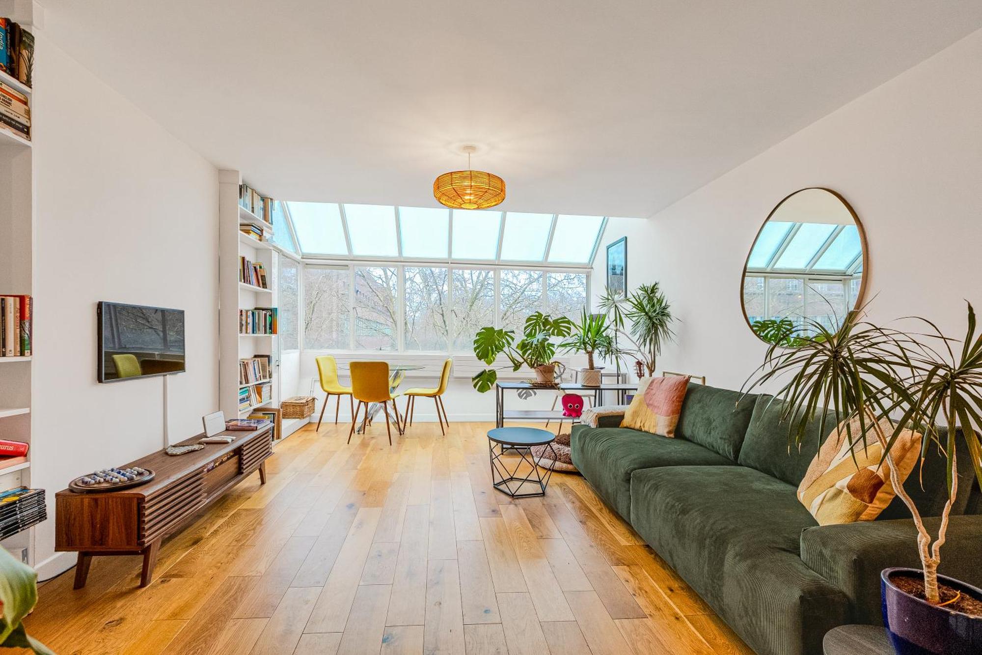 Filled With Light 1br W Balcony, Centre *