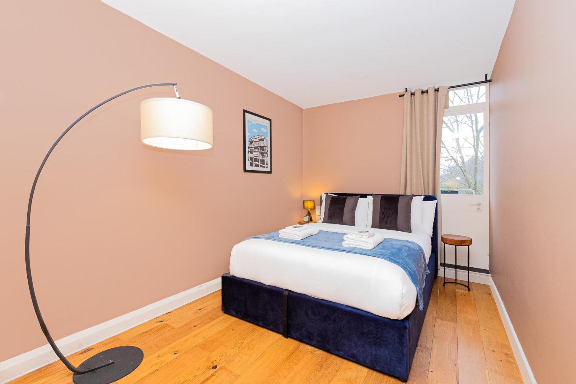 Filled With Light 1br W Balcony, Centre *