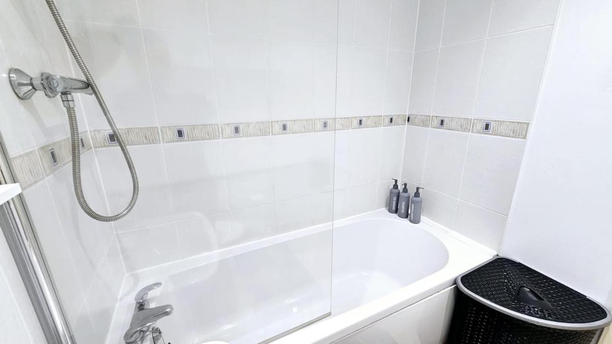 Beautiful Spacious 2 Bed Flat With 2 Parking Near Wembley Stadium *