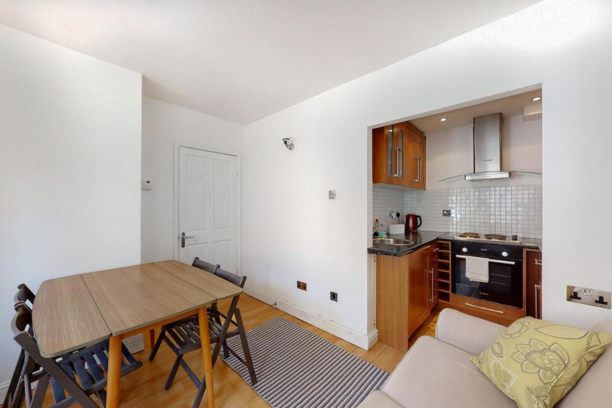 Bright 2-bed Garden Flat In West Kensington Apartment *