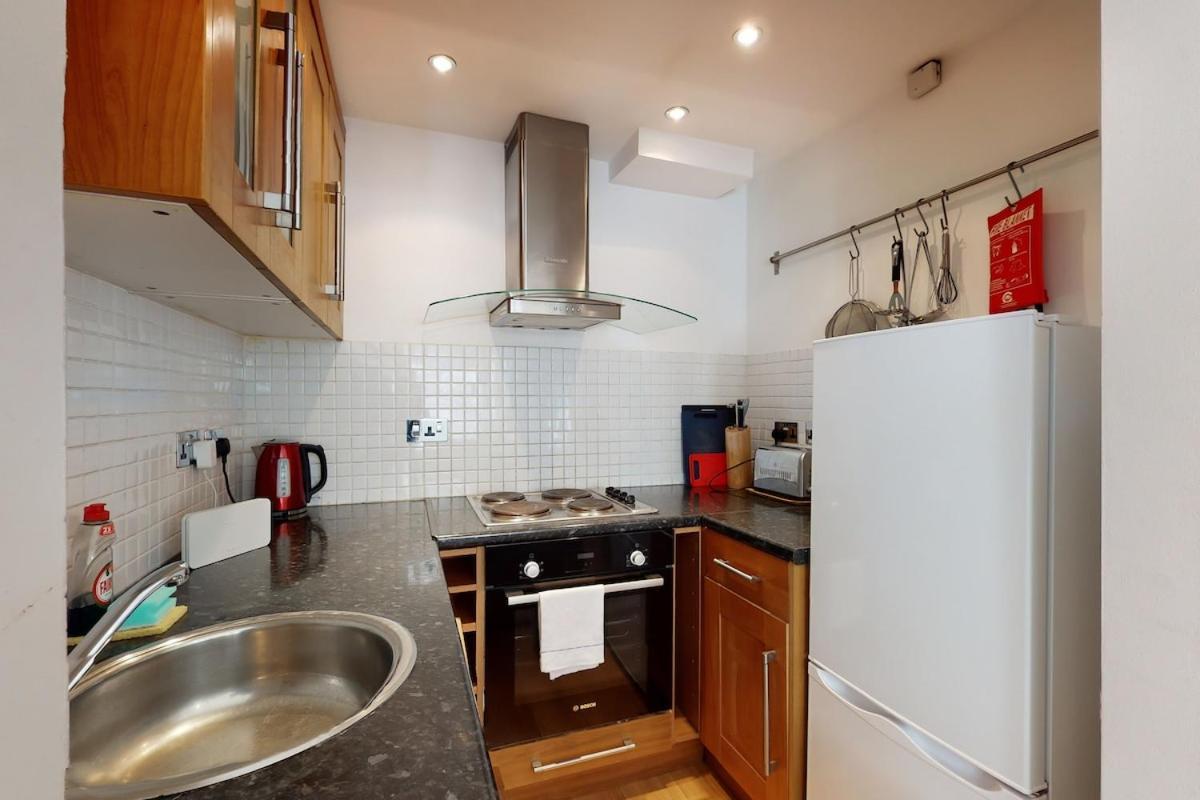 Apartment Bright 2-bed Garden Flat In West Kensington *