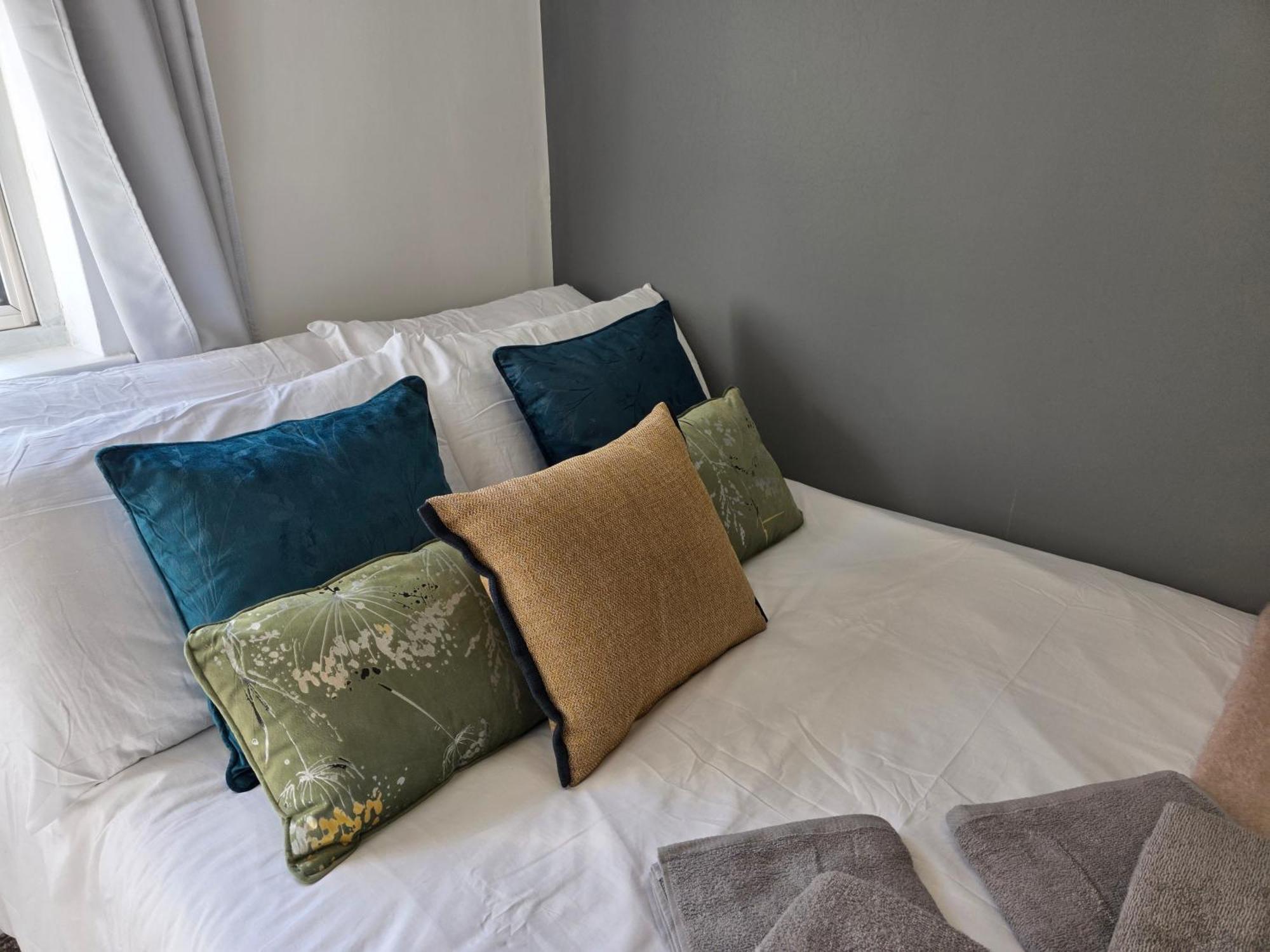 Spacious 4Br Home Near Abba Stadium Tube -Zone 2 Holiday home London