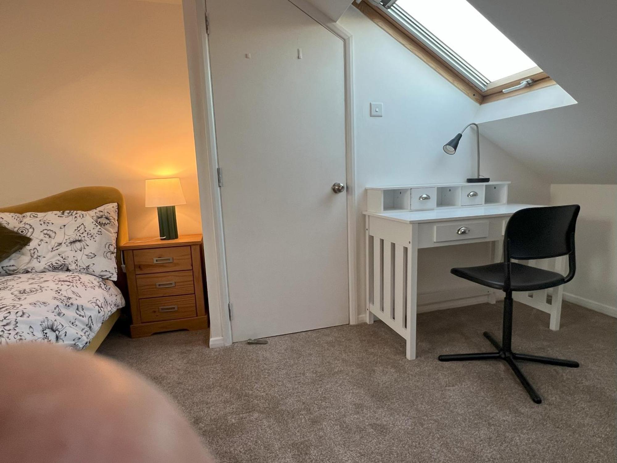Guest house Large Triple In Canada Water London