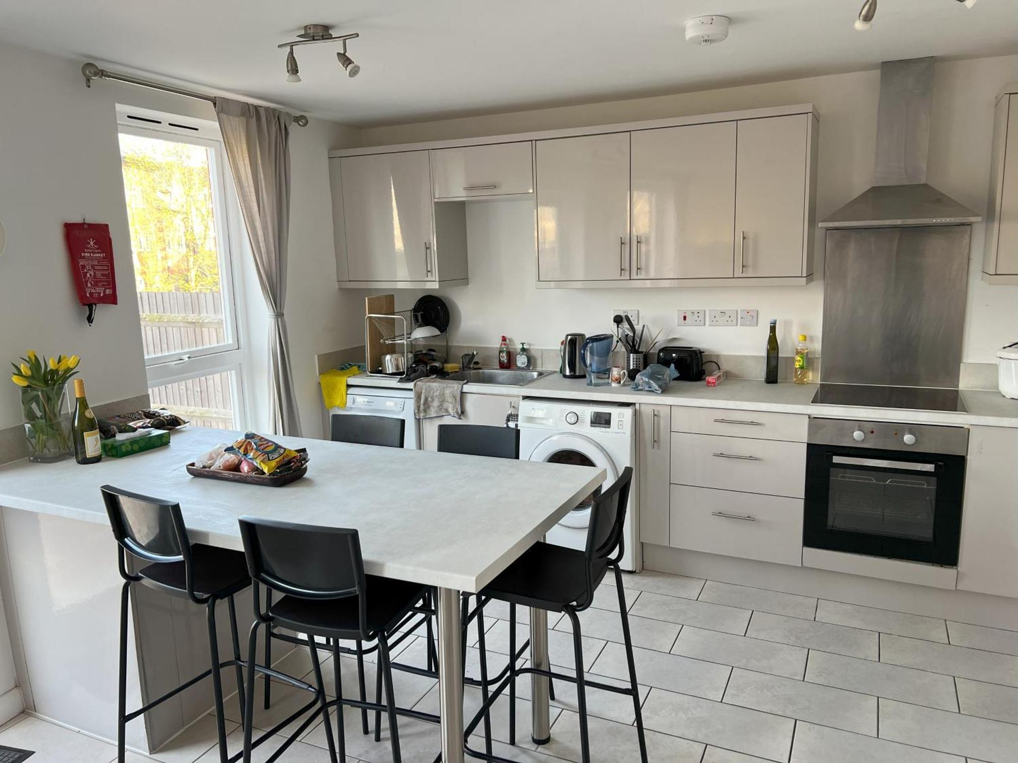 Guest house Large Triple In Canada Water London