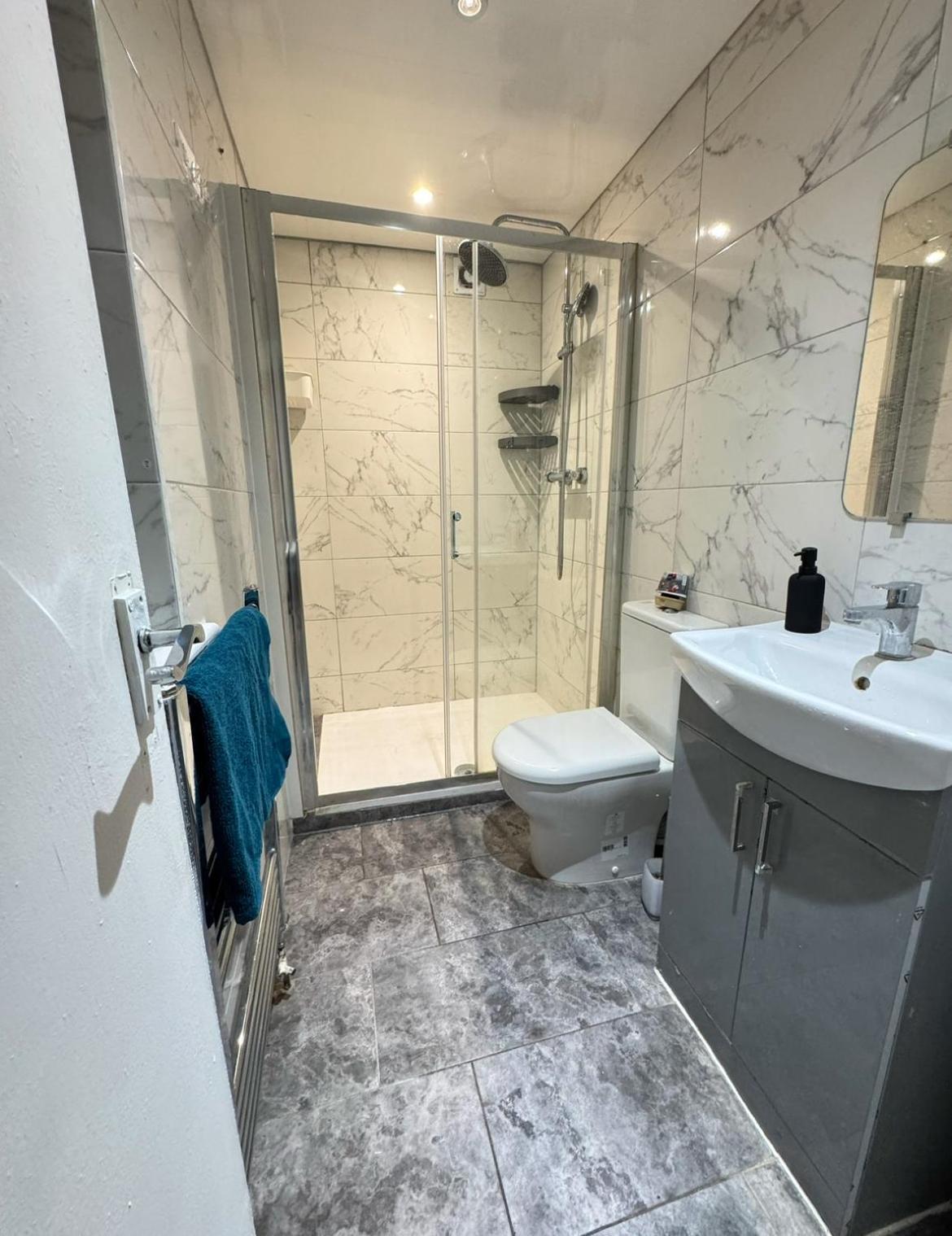 Stratford Centre, 2 Or 3 Bedroom Apartment, Walk To Westfield, Near Station, Sleeps 6 Lejlighed London