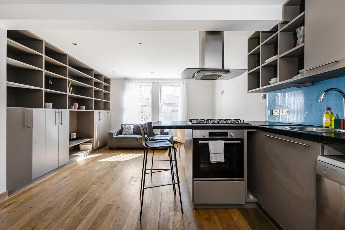 Chic Urban Escape Near Bridge Apartment London