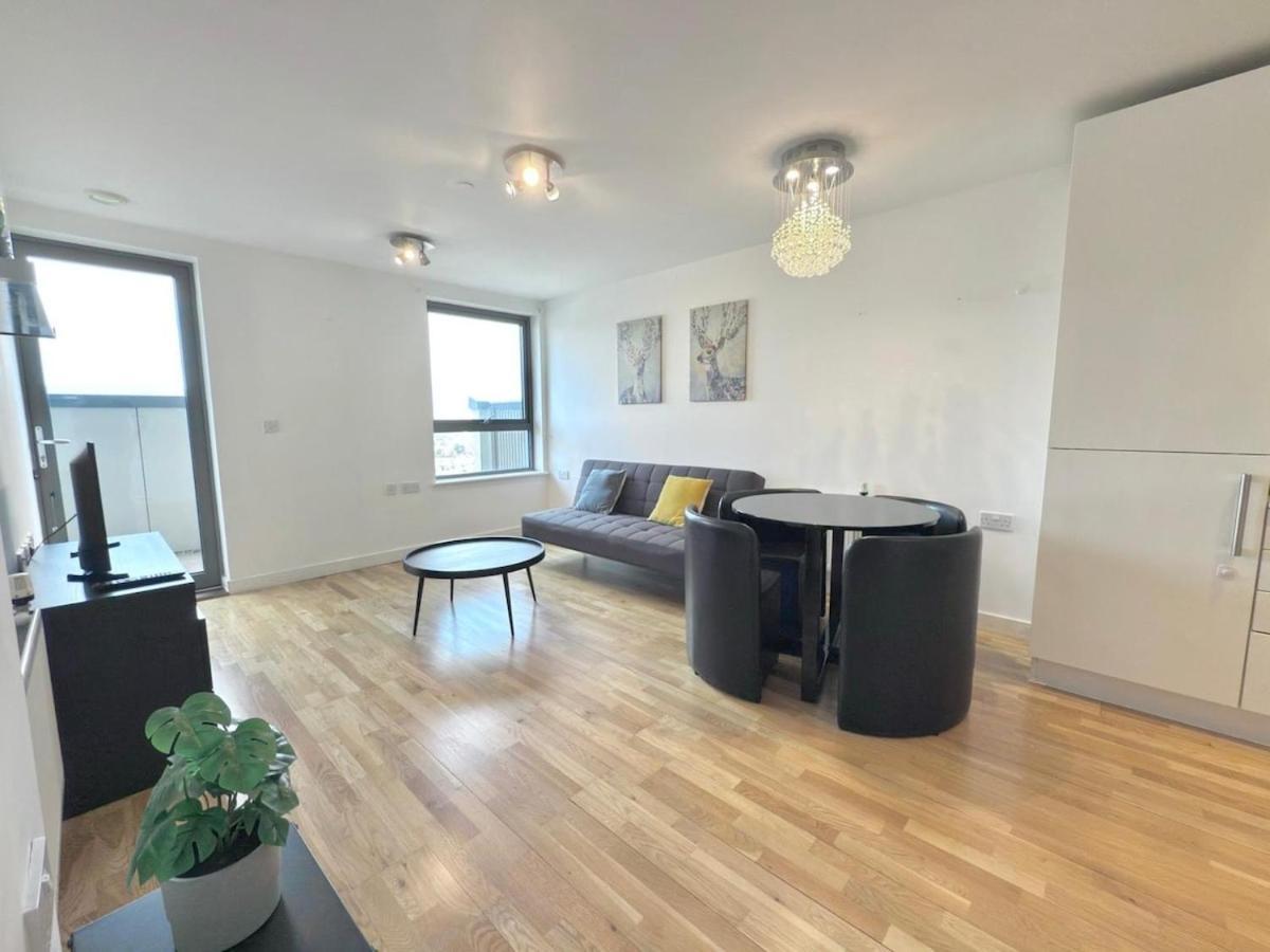 Stylish 2-bed Flat With Parking Apartment