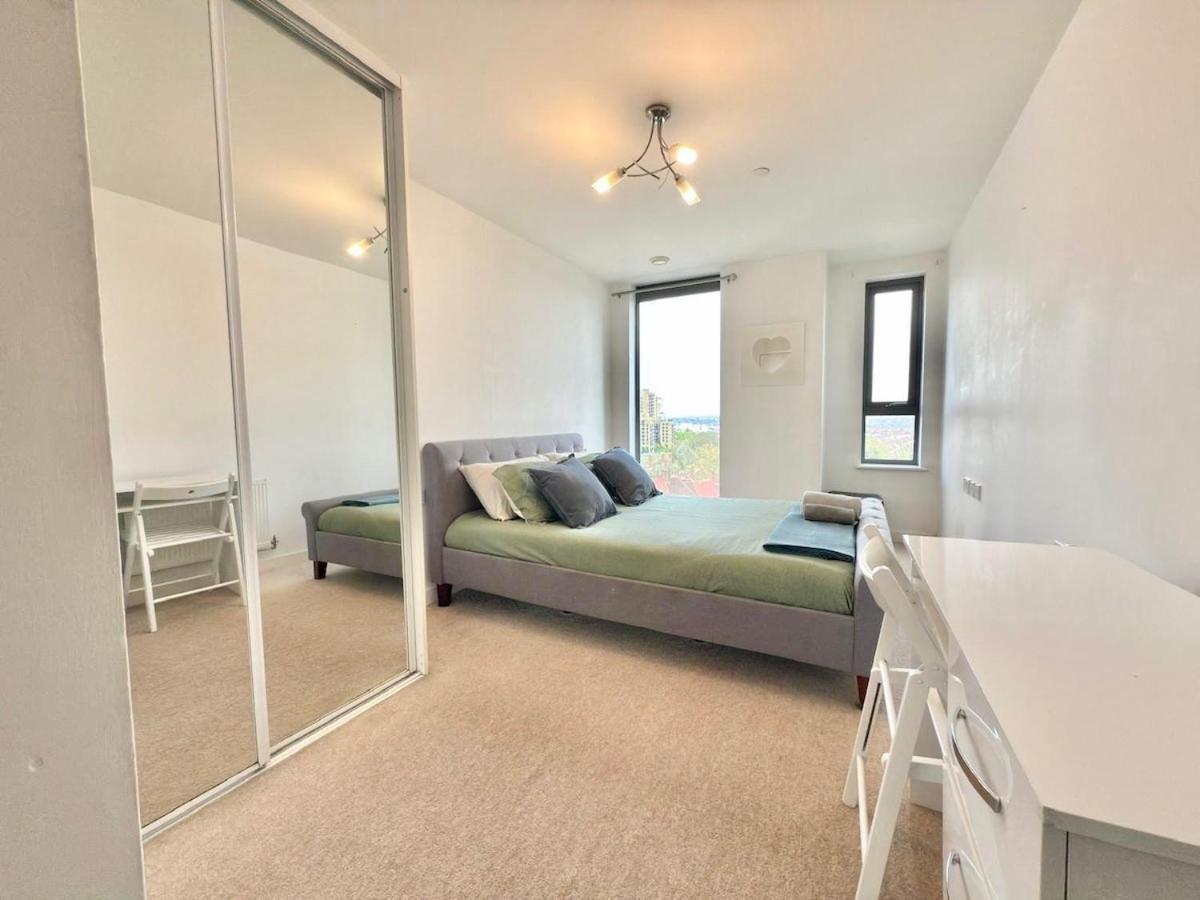 Apartment Stylish 2-bed Flat With Parking