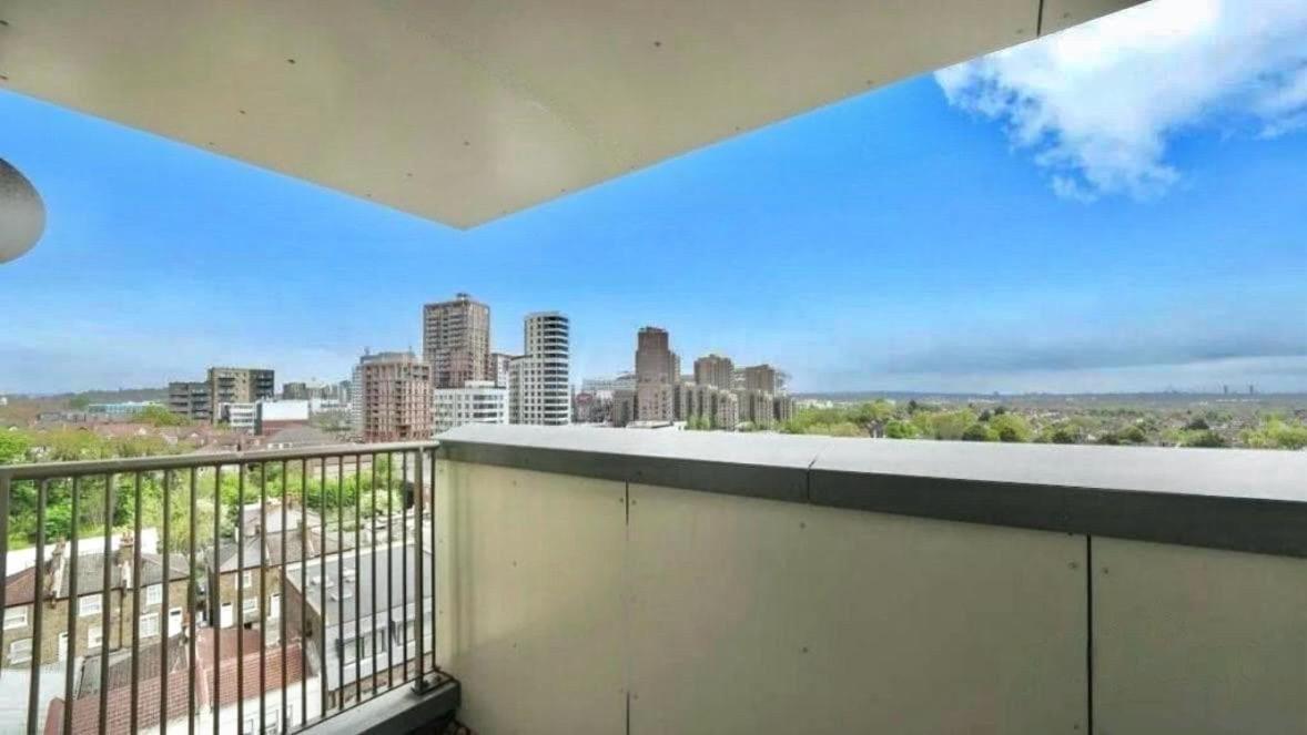Apartment Stylish 2-bed Flat With Parking *