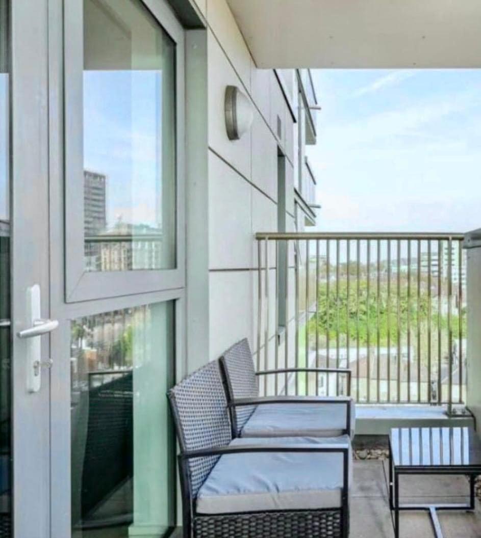 Stylish 2-bed Flat With Parking Londen