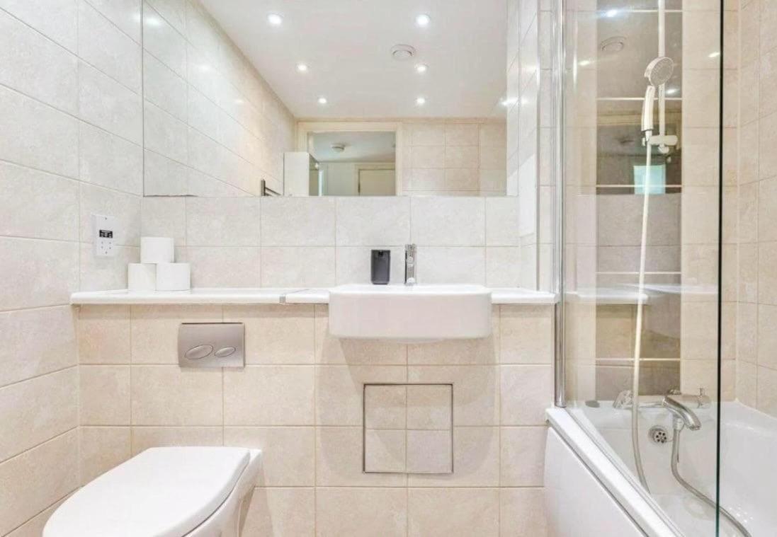 Stylish 2-bed Flat With Parking *