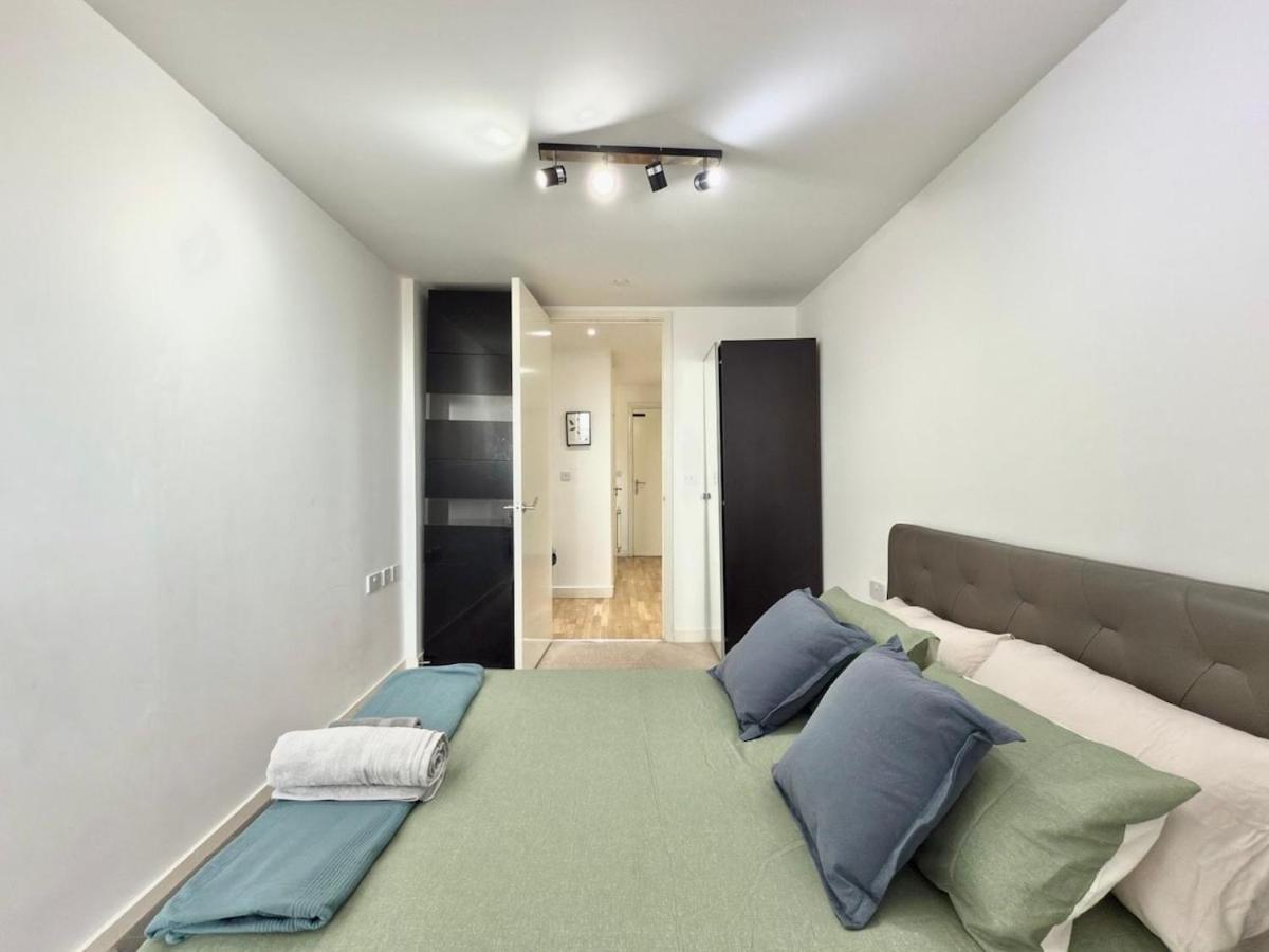 Apartment Stylish 2-bed Flat With Parking *