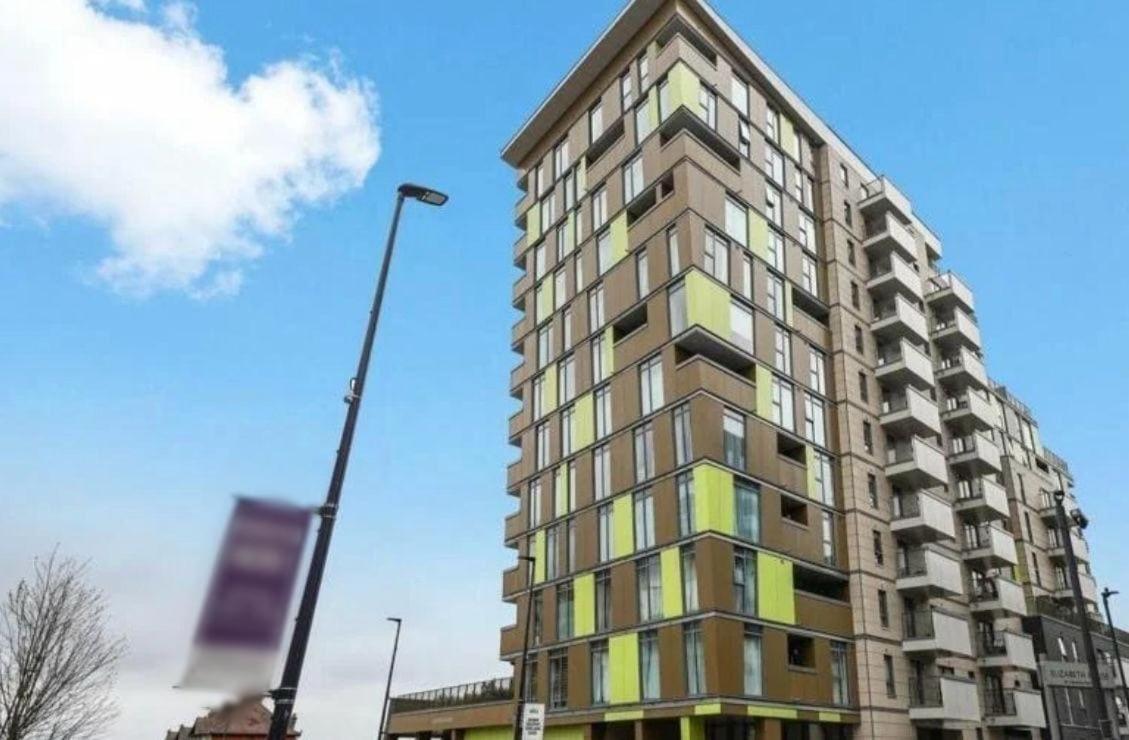 Stylish 2-bed Flat With Parking Apartment London