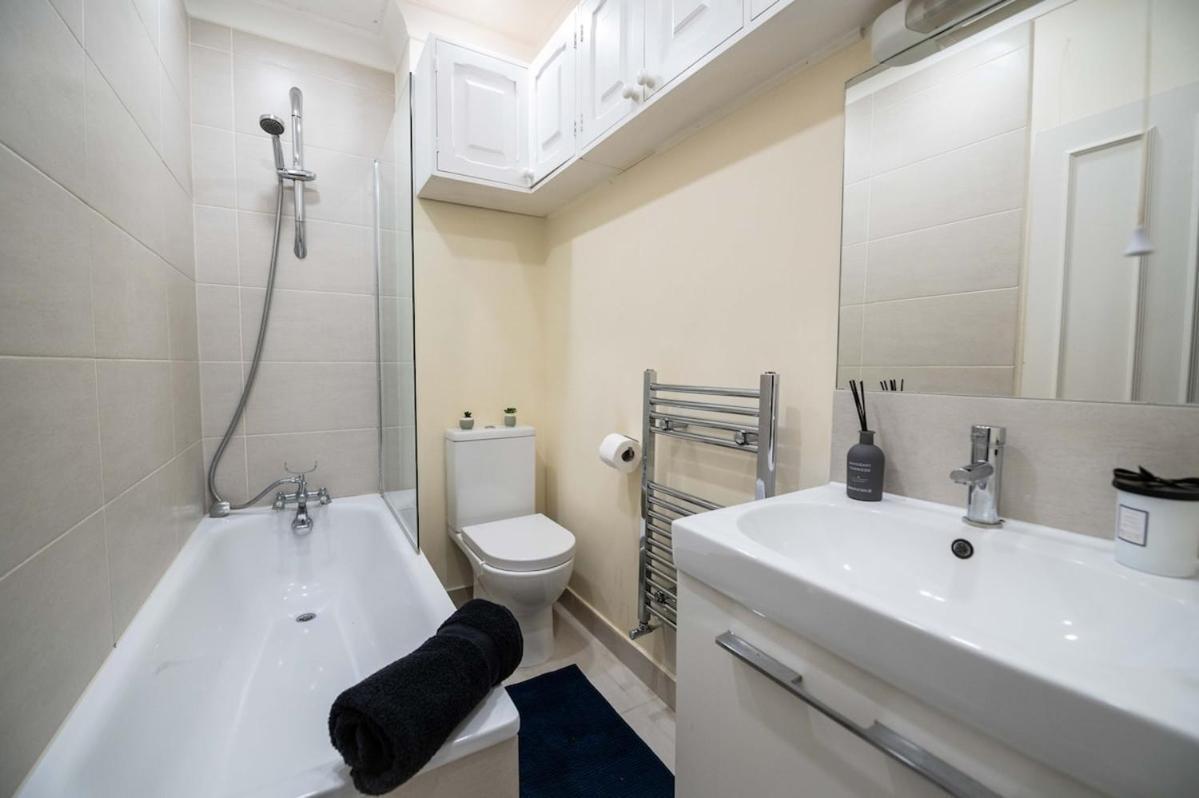 Dancer Road - Cosy 2 Bed Flat Apartment London