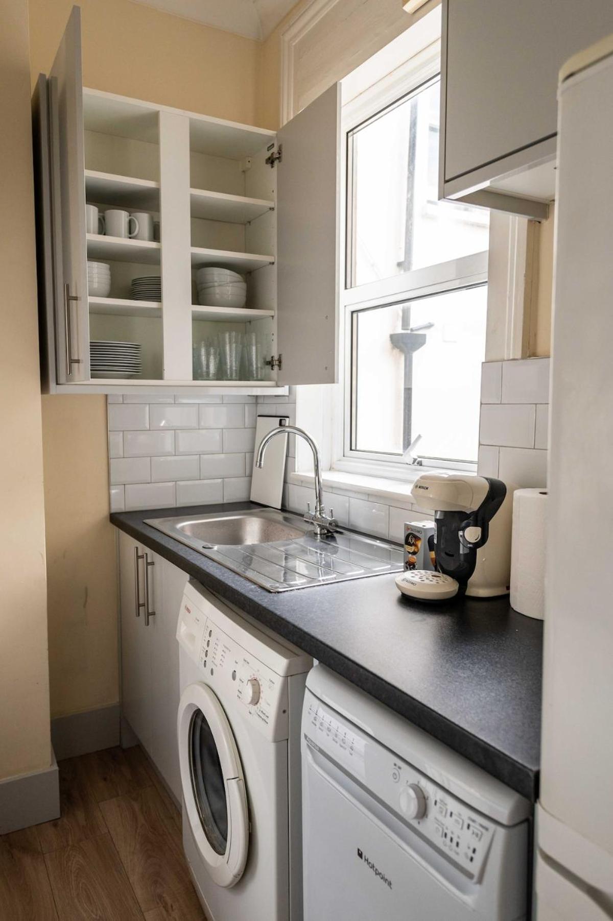 Dancer Road - Cosy 2 Bed Flat Apartment