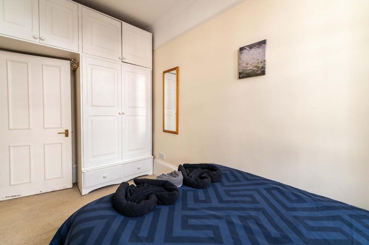 Dancer Road - Cosy 2 Bed Flat *
