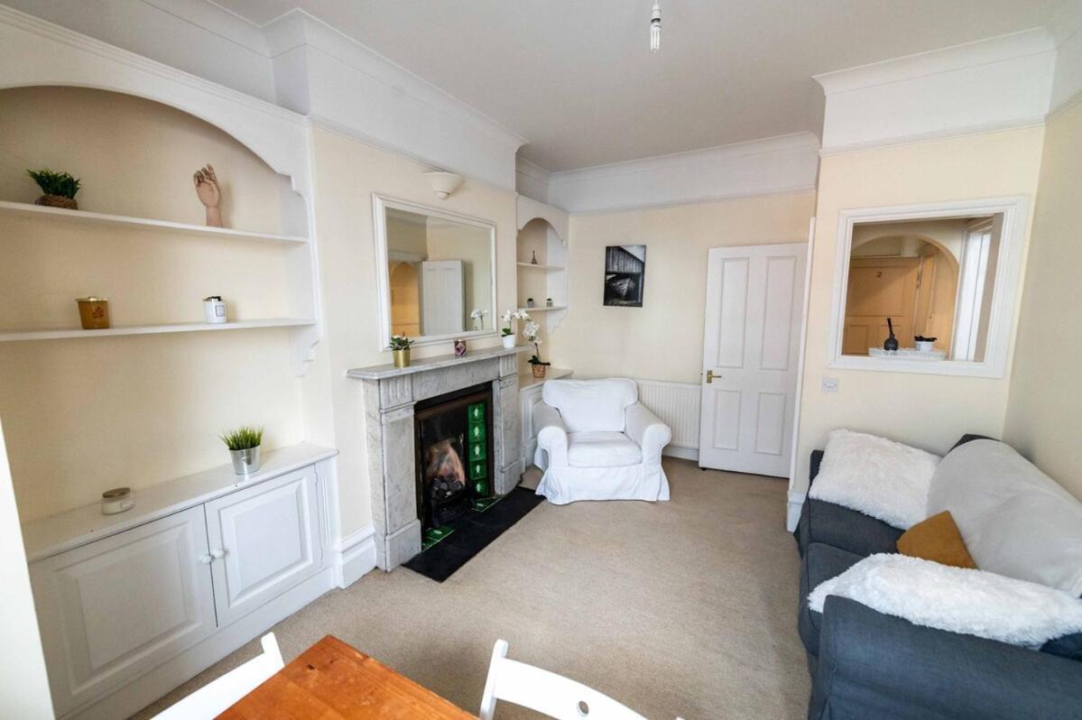 Dancer Road - Cosy 2 Bed Flat * London
