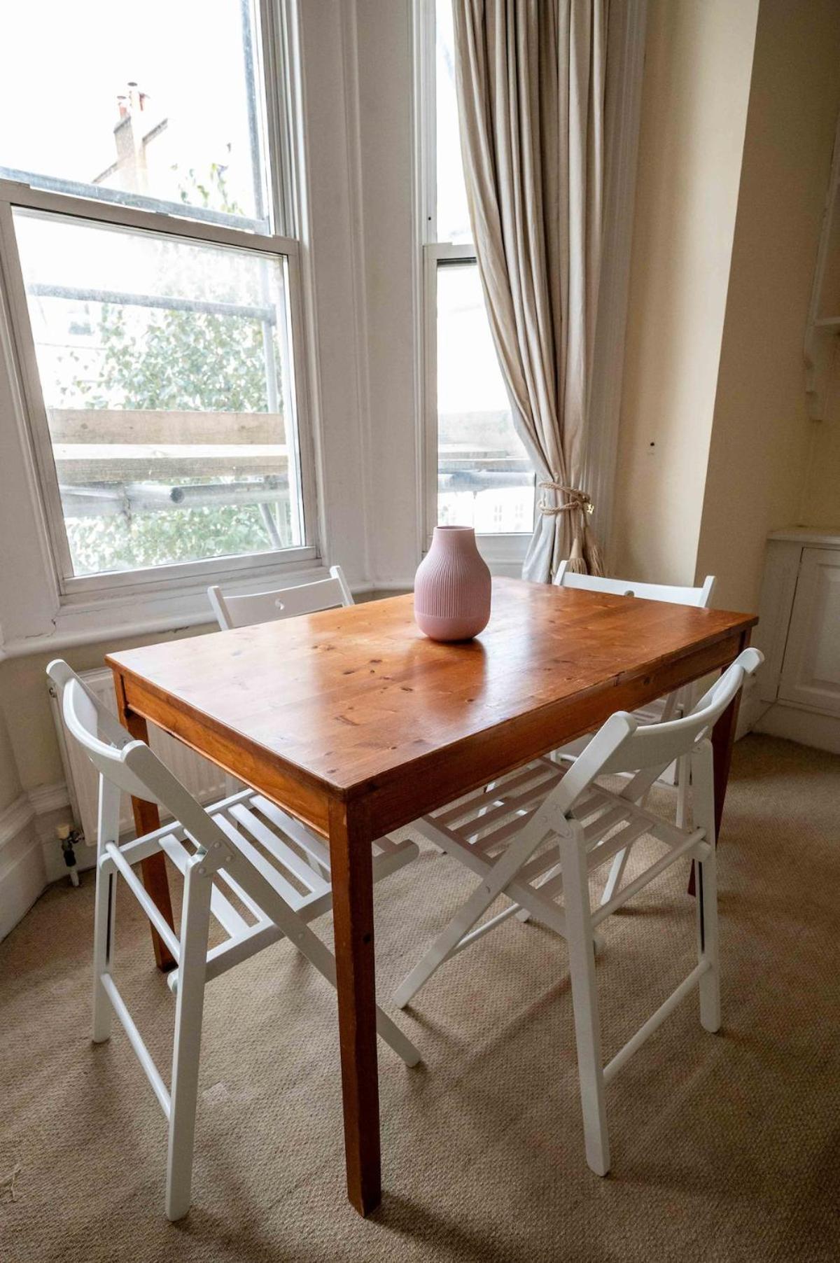 Dancer Road - Cosy 2 Bed Flat London