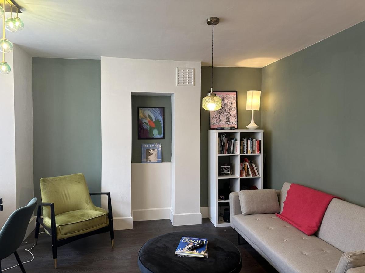 Modern Banker's Flat In Fulham Apartment