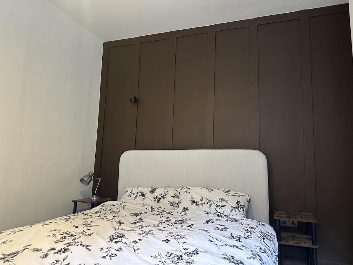 Modern Banker's Flat In Fulham Apartment