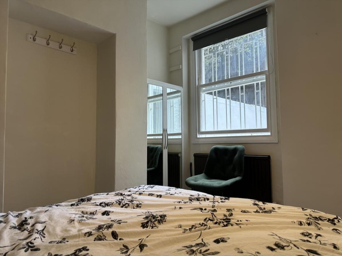 Modern Banker's Flat In Fulham * London