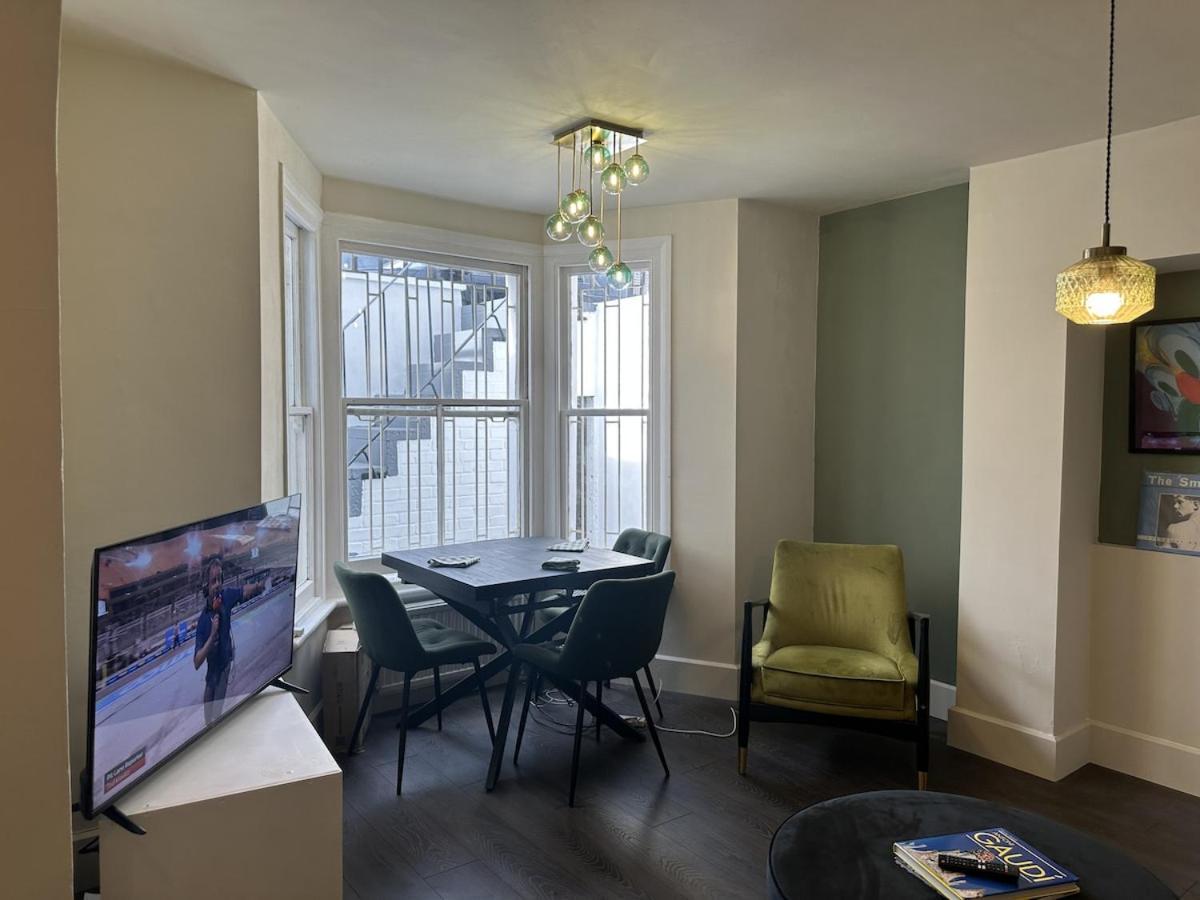 Modern Banker's Flat In Fulham London
