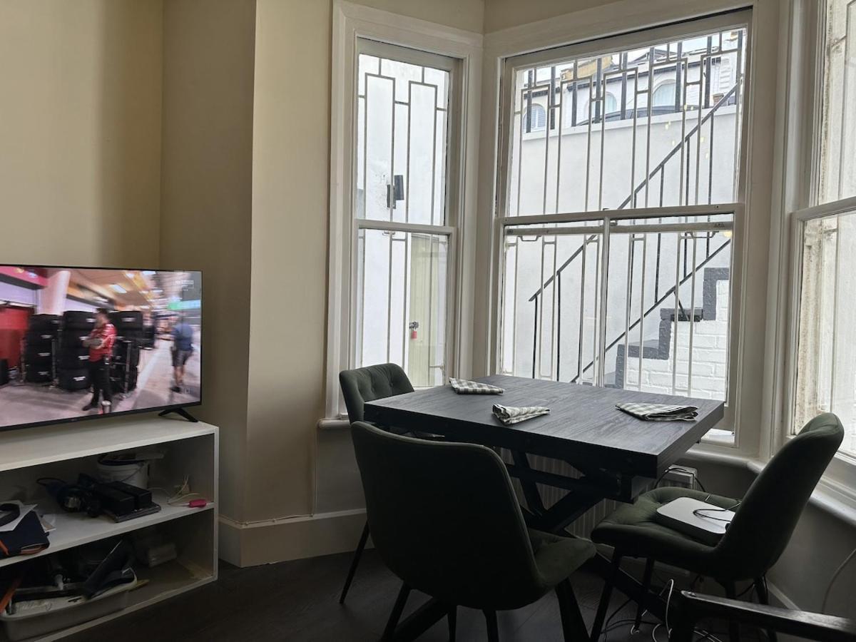 Modern Banker's Flat In Fulham * London