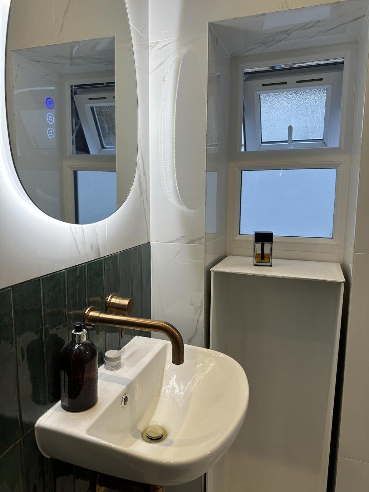 Modern Banker's Flat In Fulham