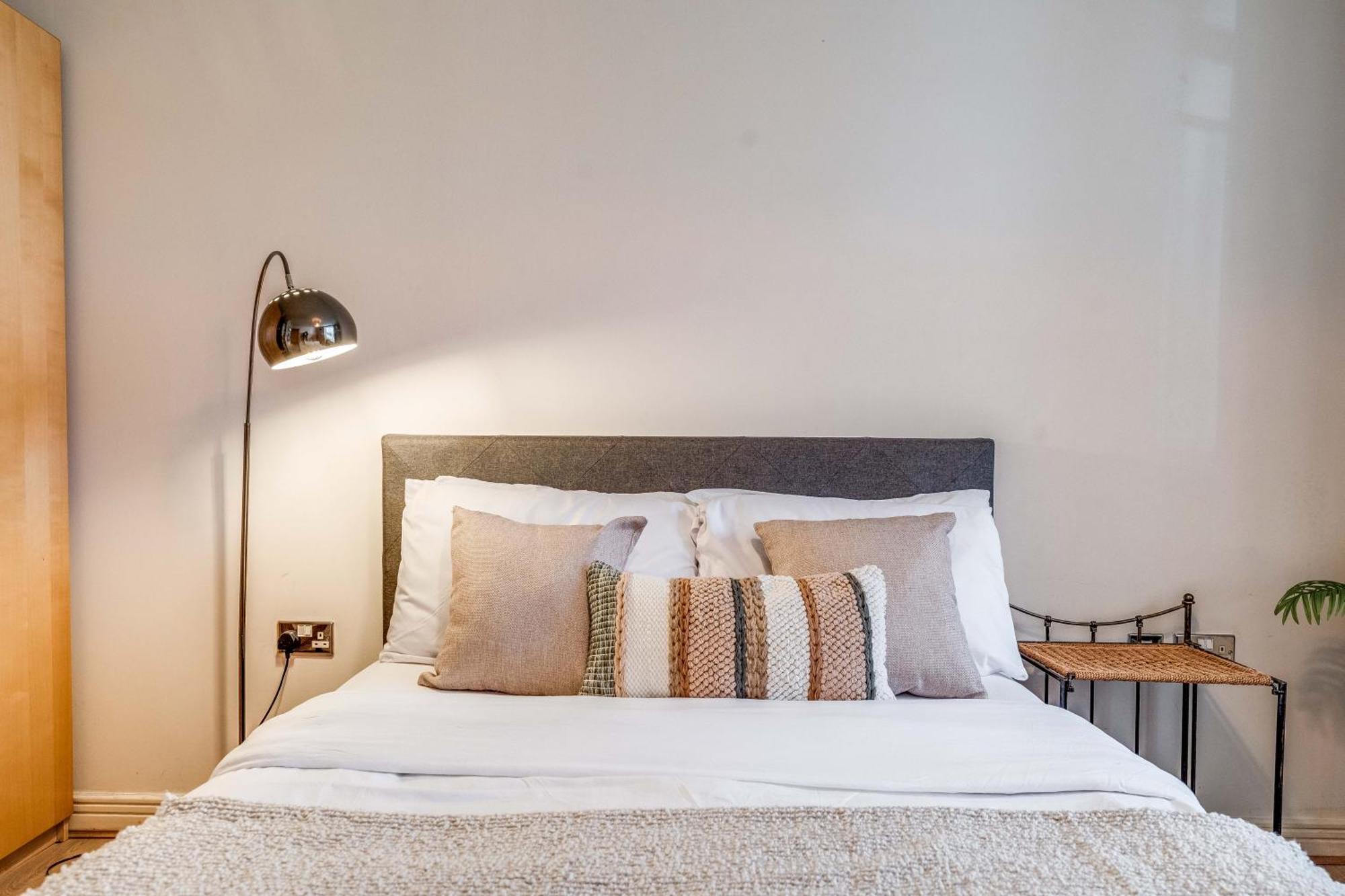 Canary Wharf O2 Excel Flat With Parking & Balcony Apartment London