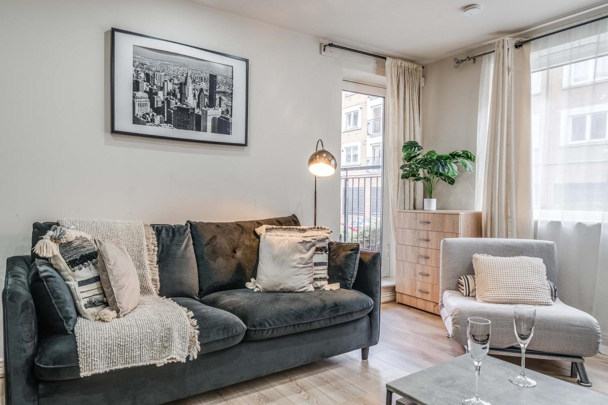 Canary Wharf O2 Excel Flat With Parking & Balcony * London