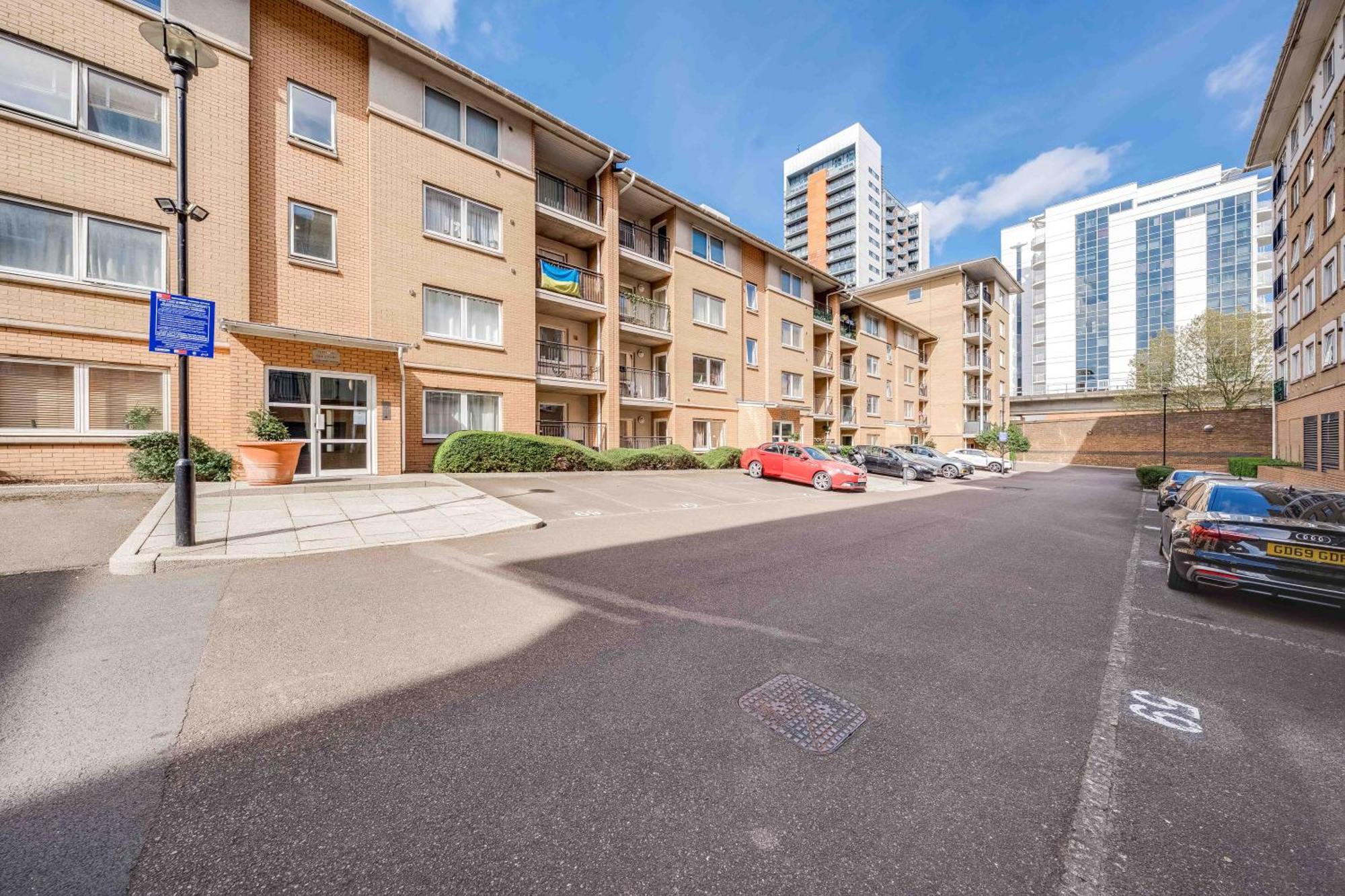 Canary Wharf O2 Excel Flat With Parking & Balcony *