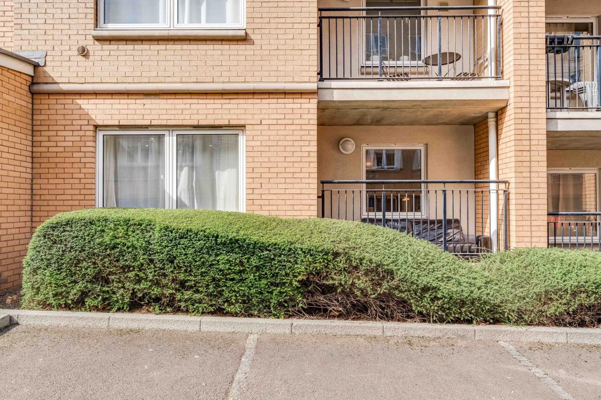 Canary Wharf O2 Excel Flat With Parking & Balcony Apartment