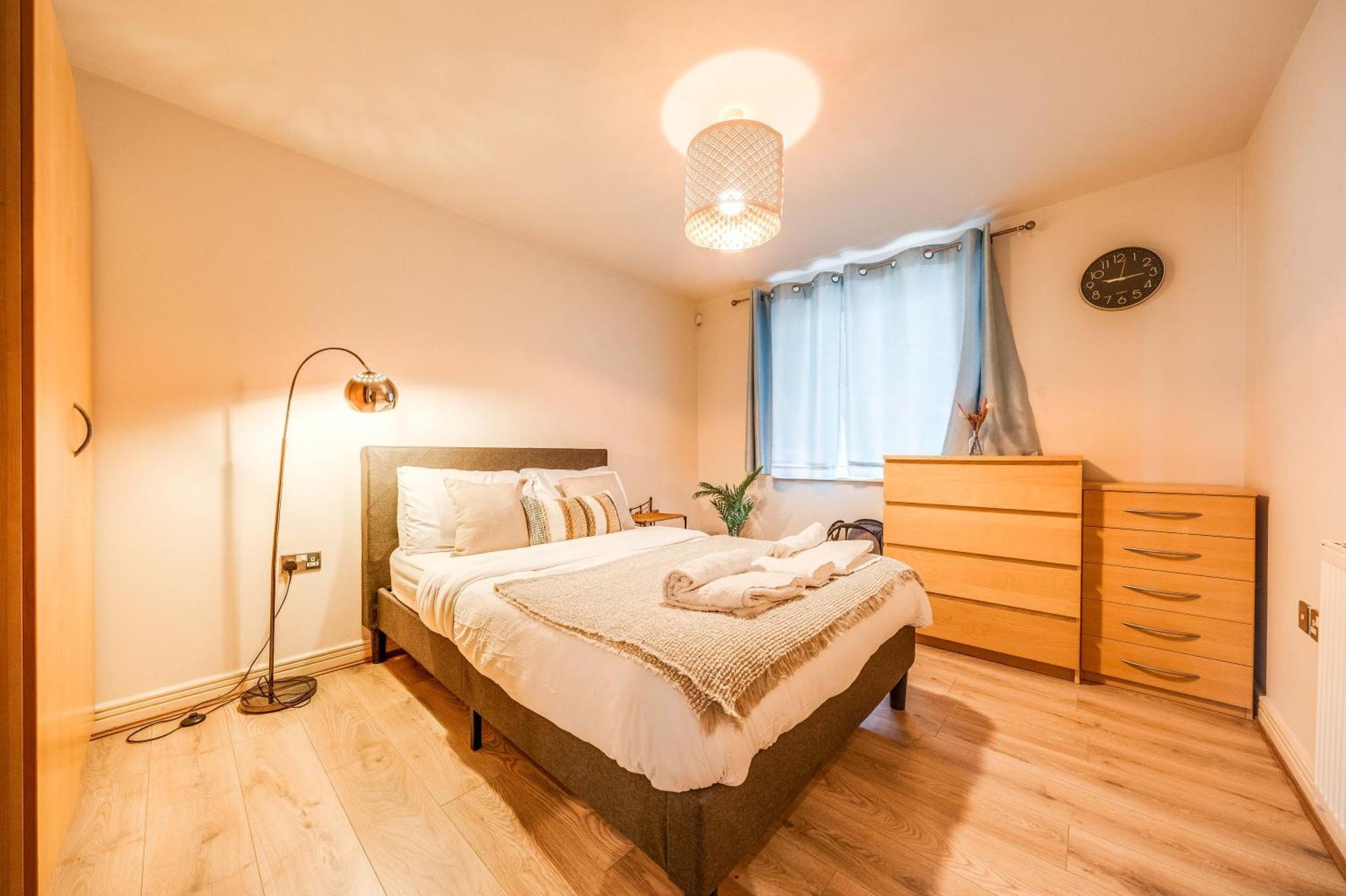Canary Wharf O2 Excel Flat With Parking & Balcony London