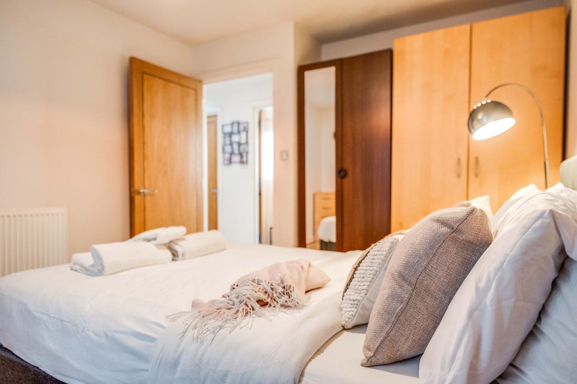 Canary Wharf O2 Excel Flat With Parking & Balcony Apartment *