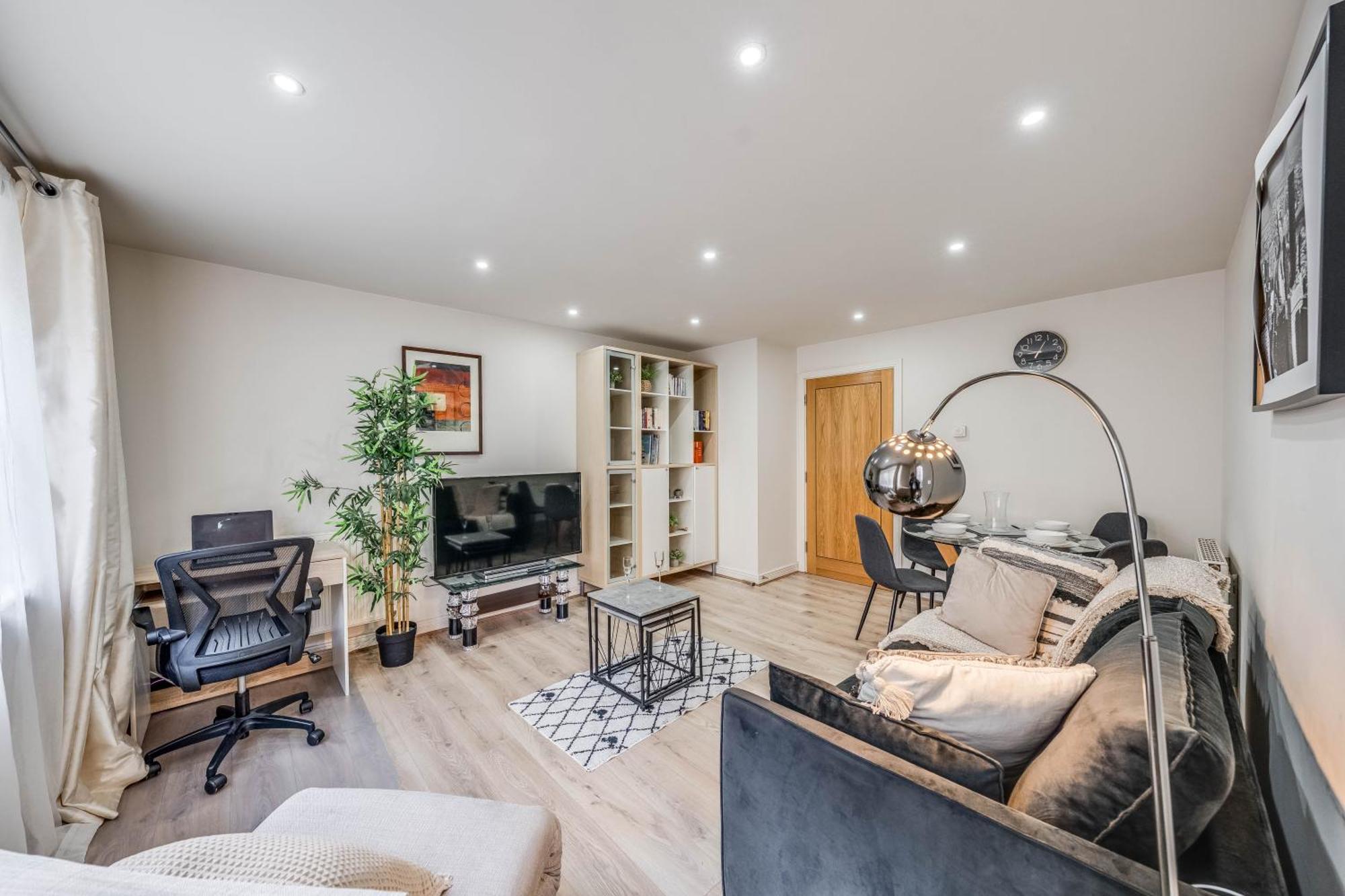 Canary Wharf O2 Excel Flat With Parking & Balcony London