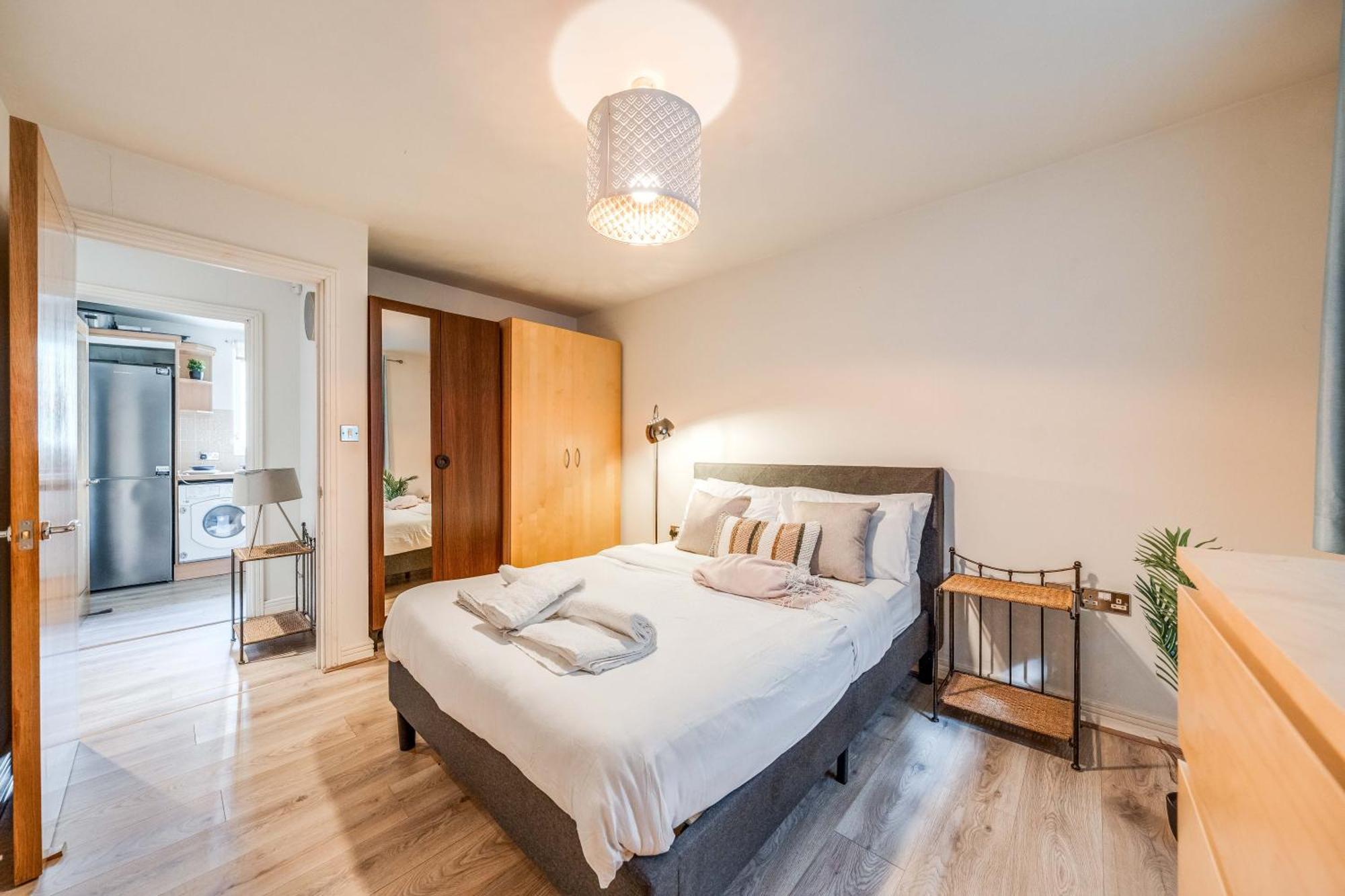 Canary Wharf O2 Excel Flat With Parking & Balcony Apartment