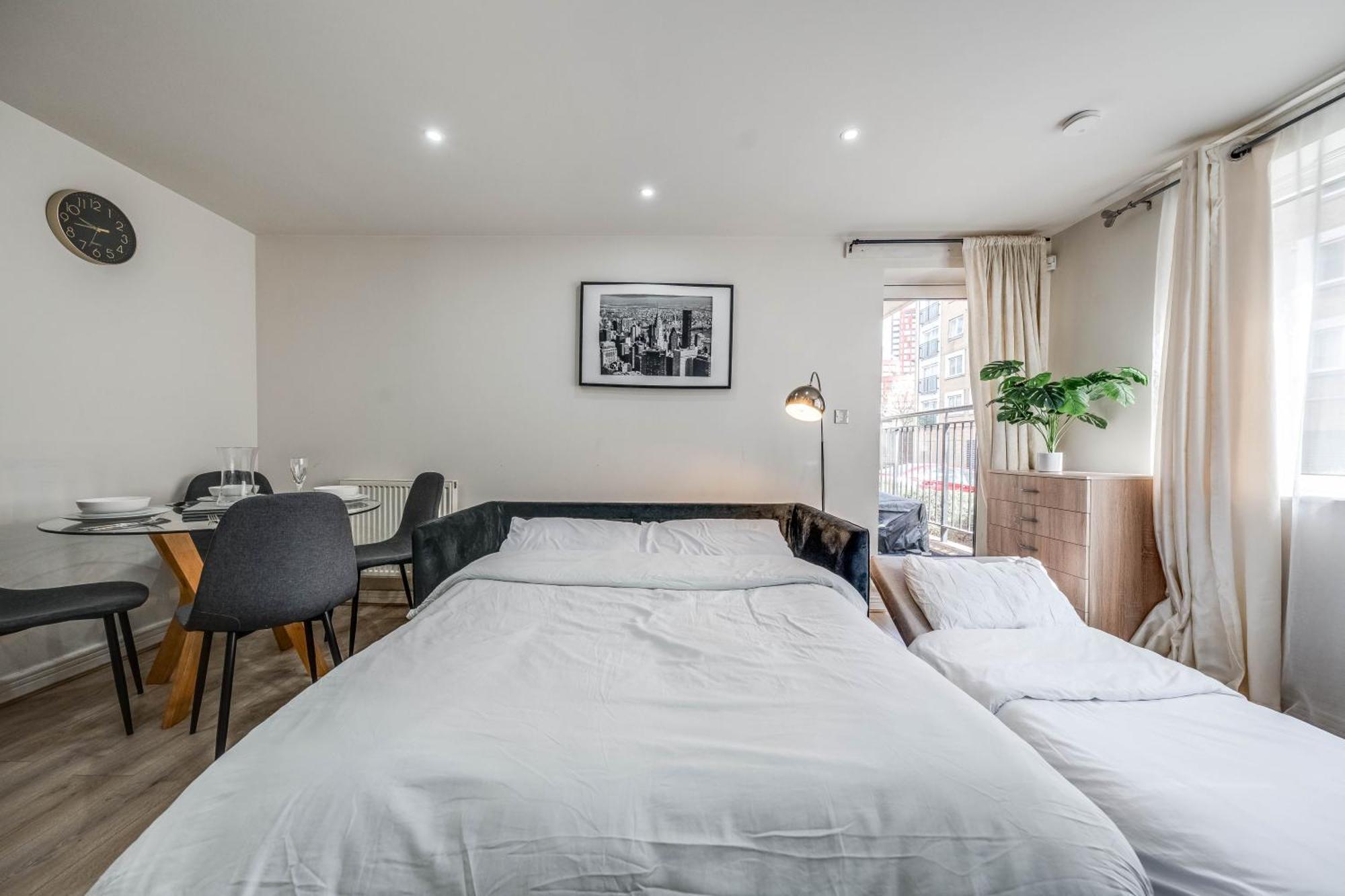 Canary Wharf O2 Excel Flat With Parking & Balcony * London