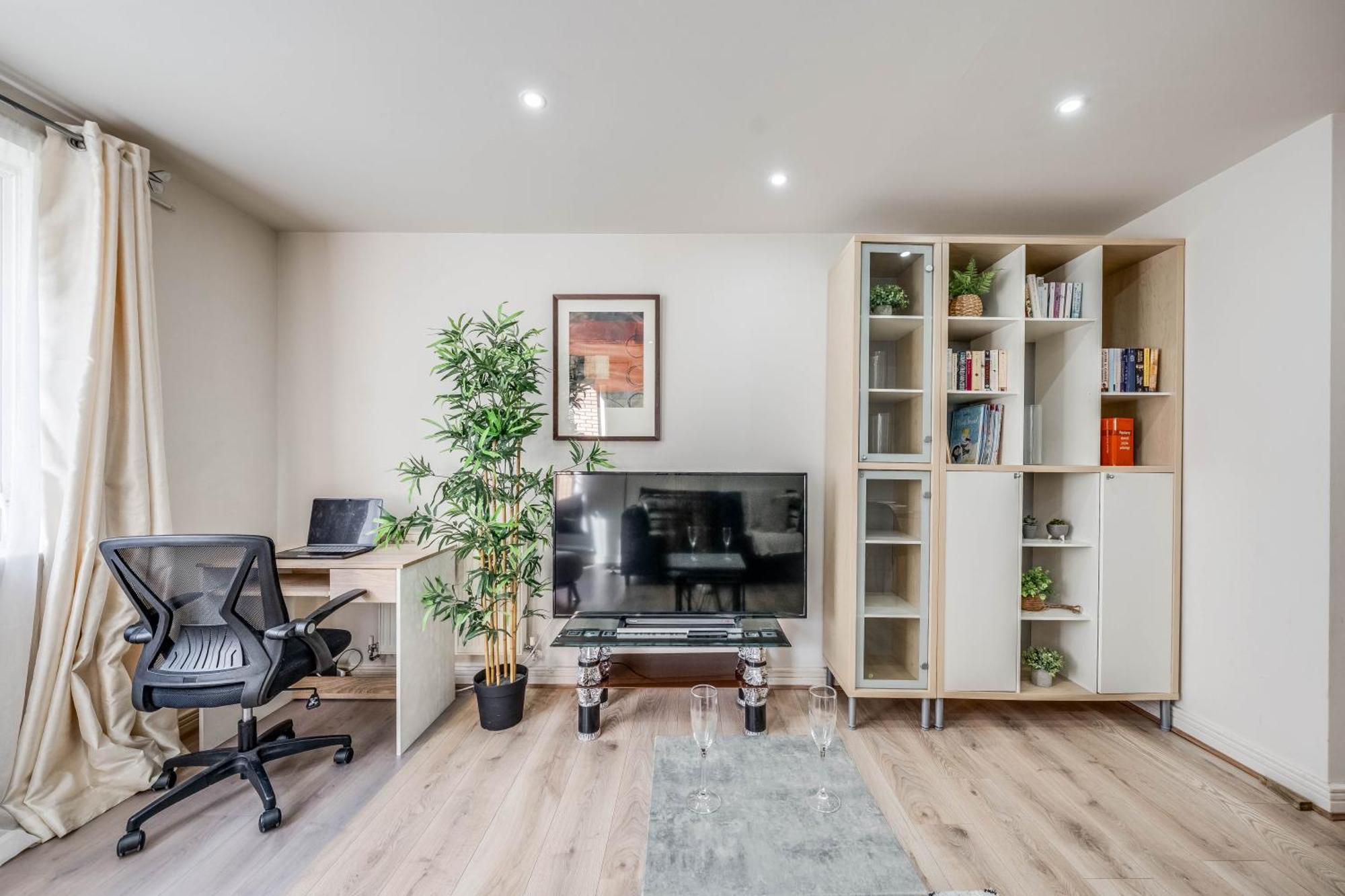Canary Wharf O2 Excel Flat With Parking & Balcony Apartment London