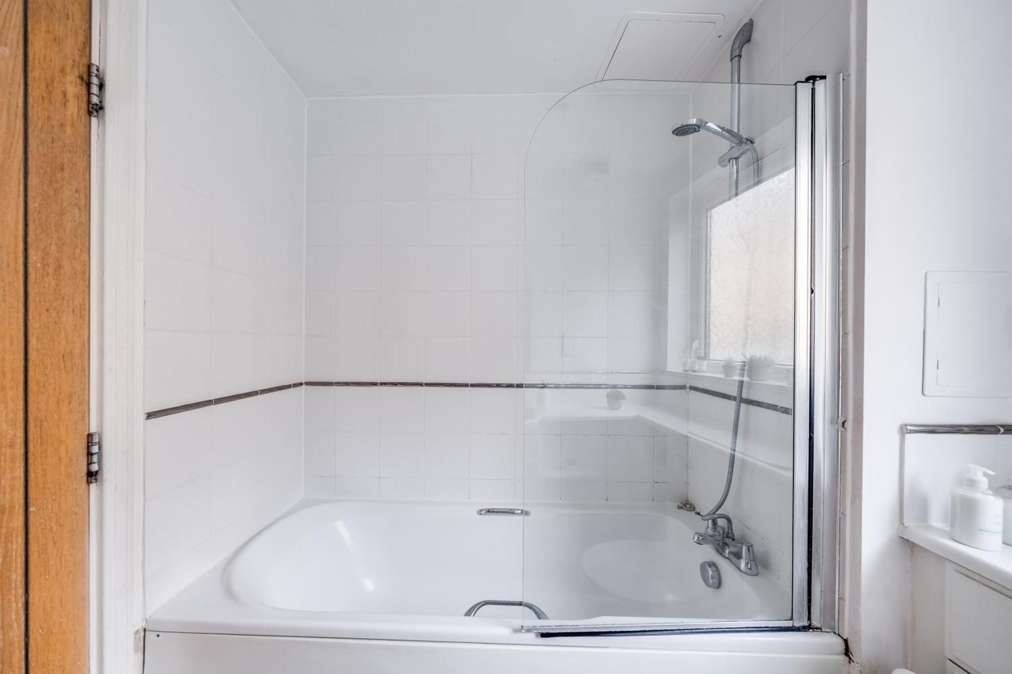 Canary Wharf O2 Excel Flat With Parking & Balcony *