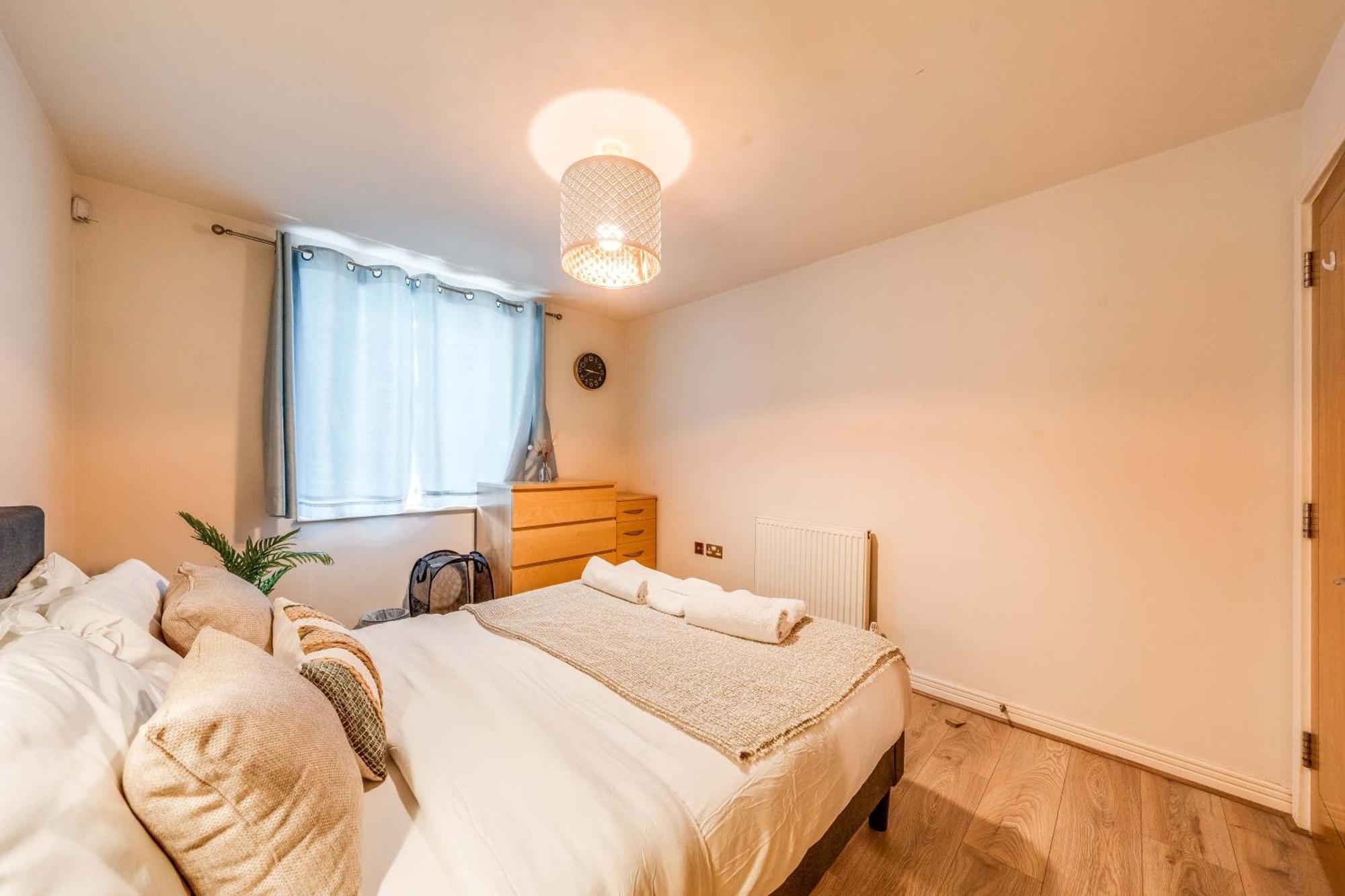 Canary Wharf O2 Excel Flat With Parking & Balcony Apartment *