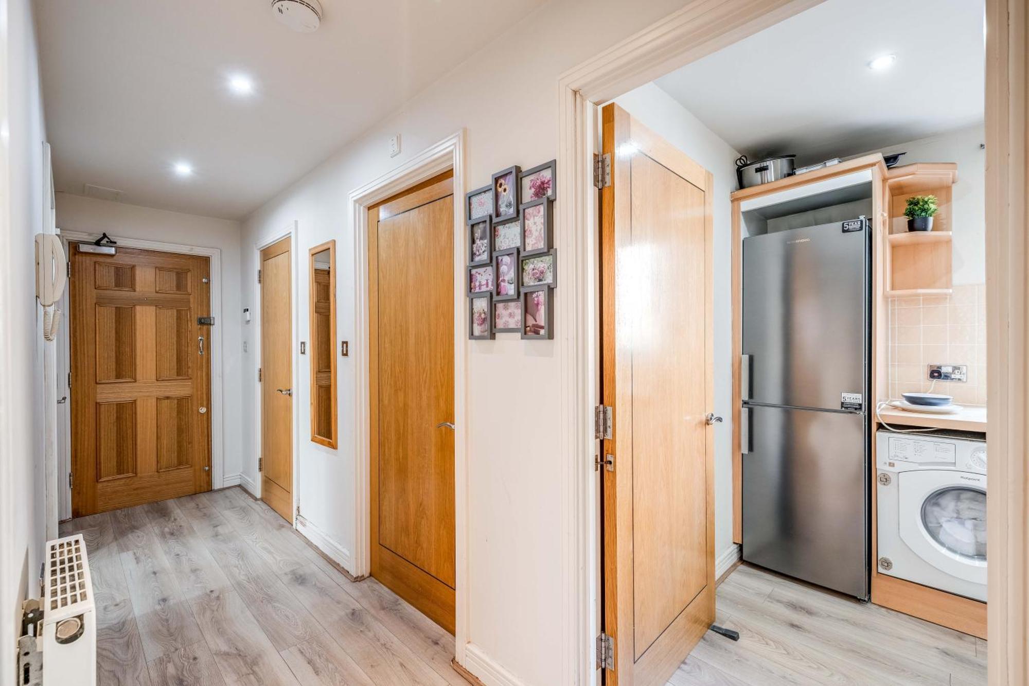 Canary Wharf O2 Excel Flat With Parking & Balcony