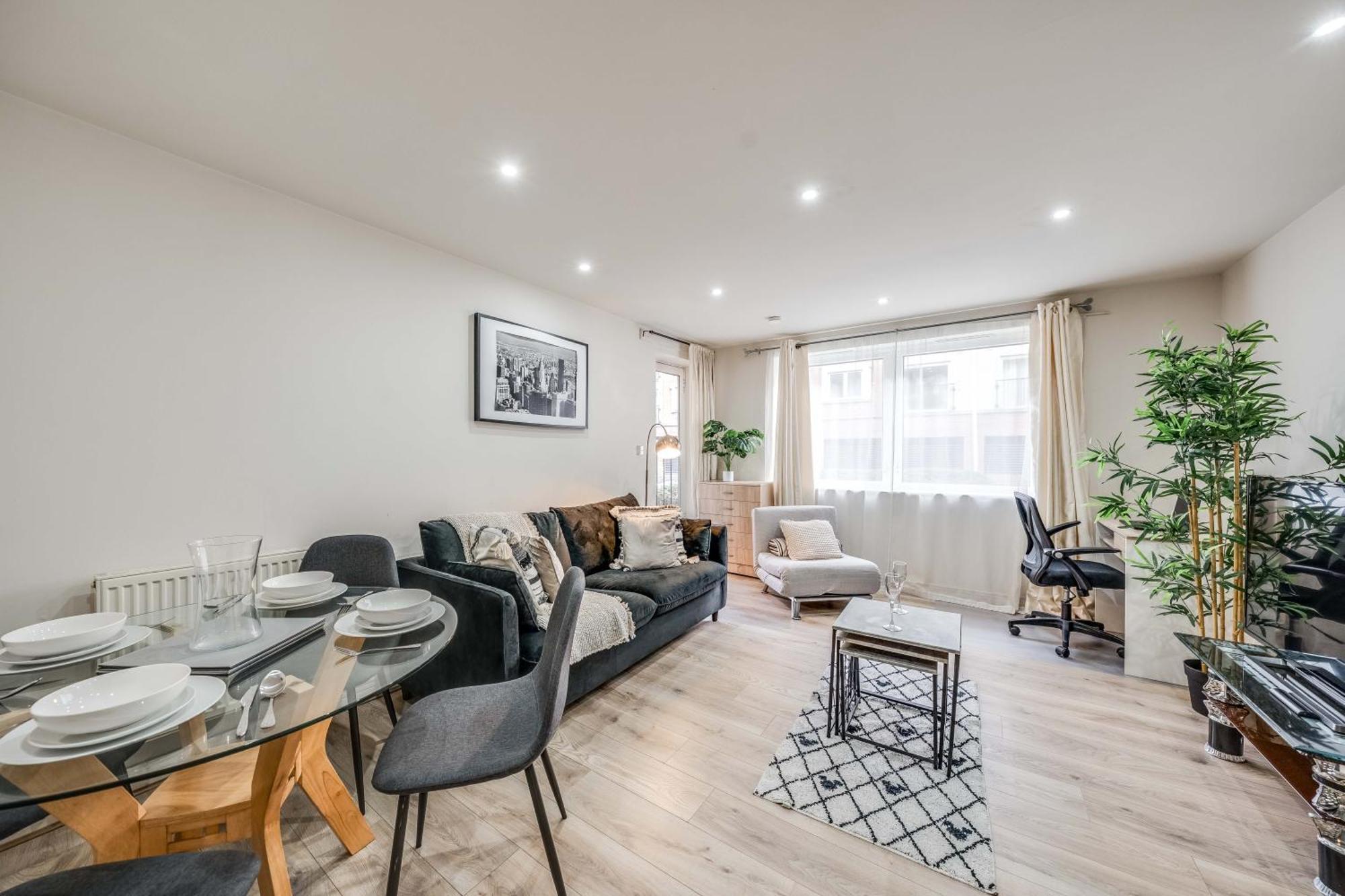Canary Wharf O2 Excel Flat With Parking & Balcony London
