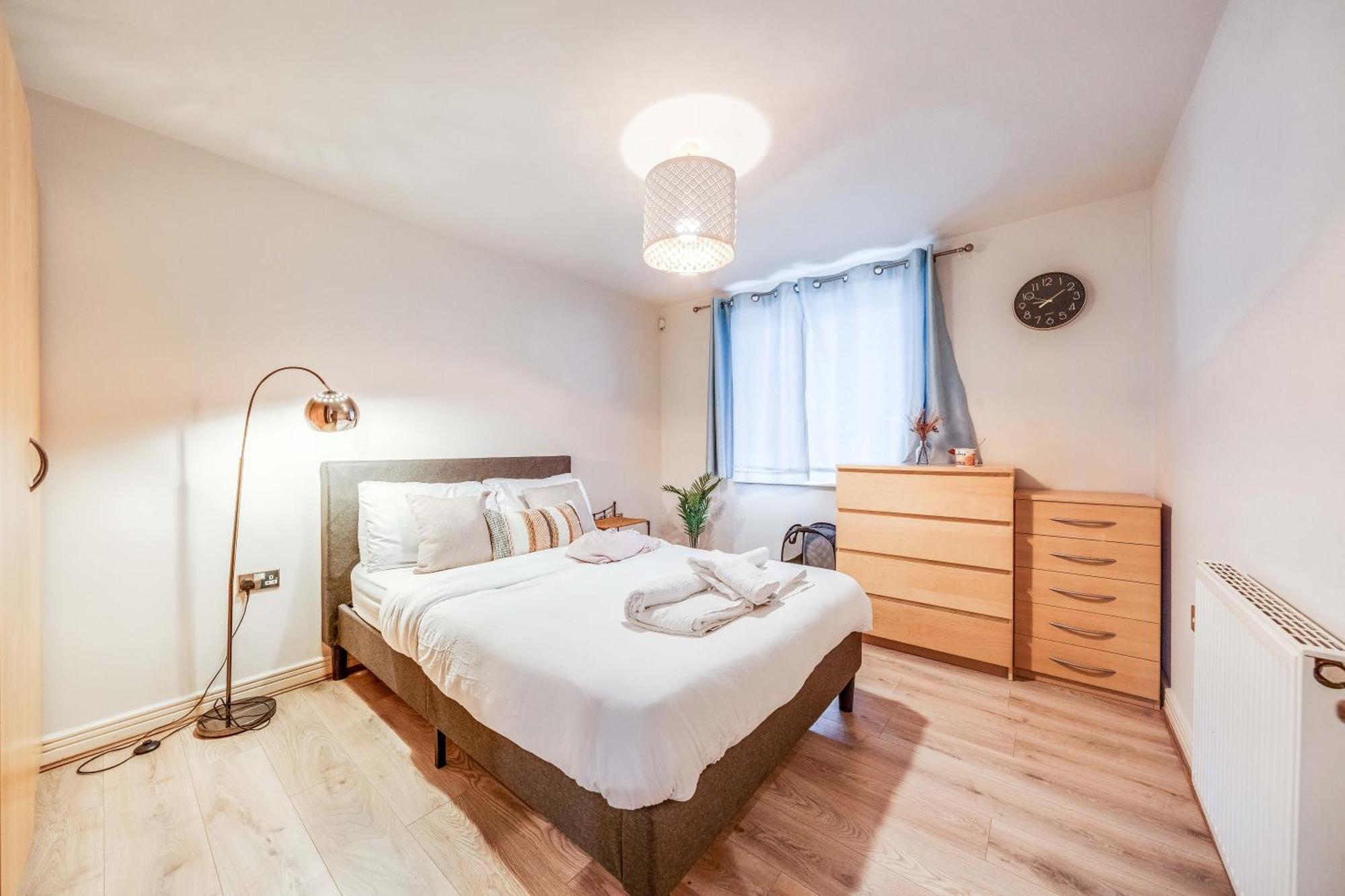 Canary Wharf O2 Excel Flat With Parking & Balcony * London