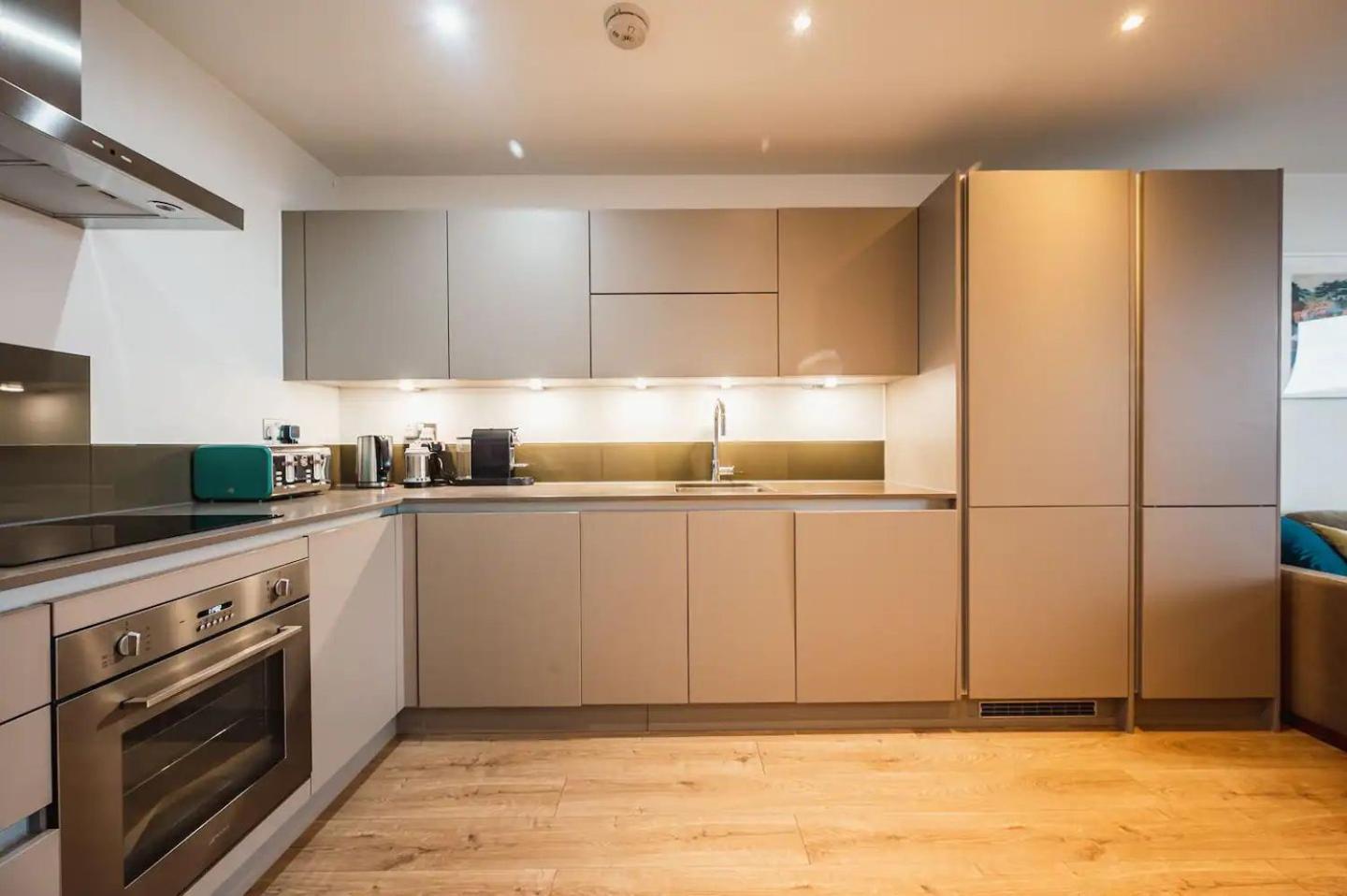 Pass The Keys 3 Bed 2 Bath With Stunning Views From The 8th Fl Londen