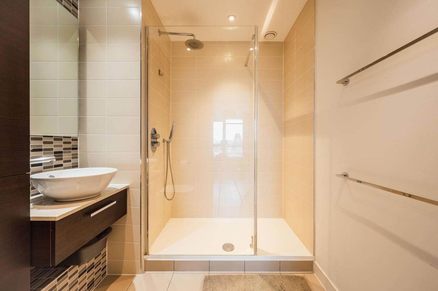Pass The Keys 3 Bed 2 Bath With Stunning Views From The 8th Fl Appartement Londen