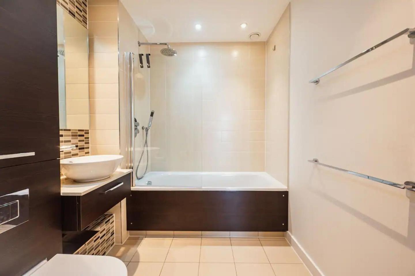 Pass The Keys 3 Bed 2 Bath With Stunning Views From The 8th Fl Londen