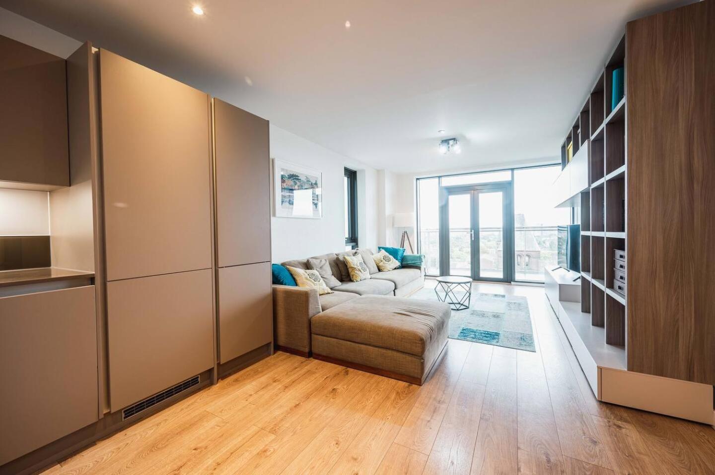 Pass The Keys 3 Bed 2 Bath With Stunning Views From The 8th Fl * Londen