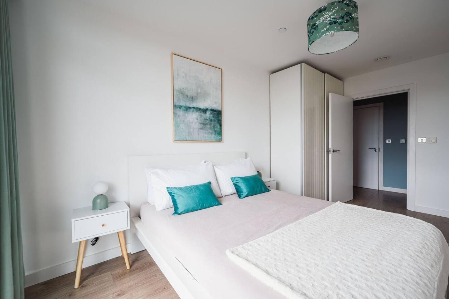 Pass The Keys 3 Bed 2 Bath With Stunning Views From The 8th Fl * Londen